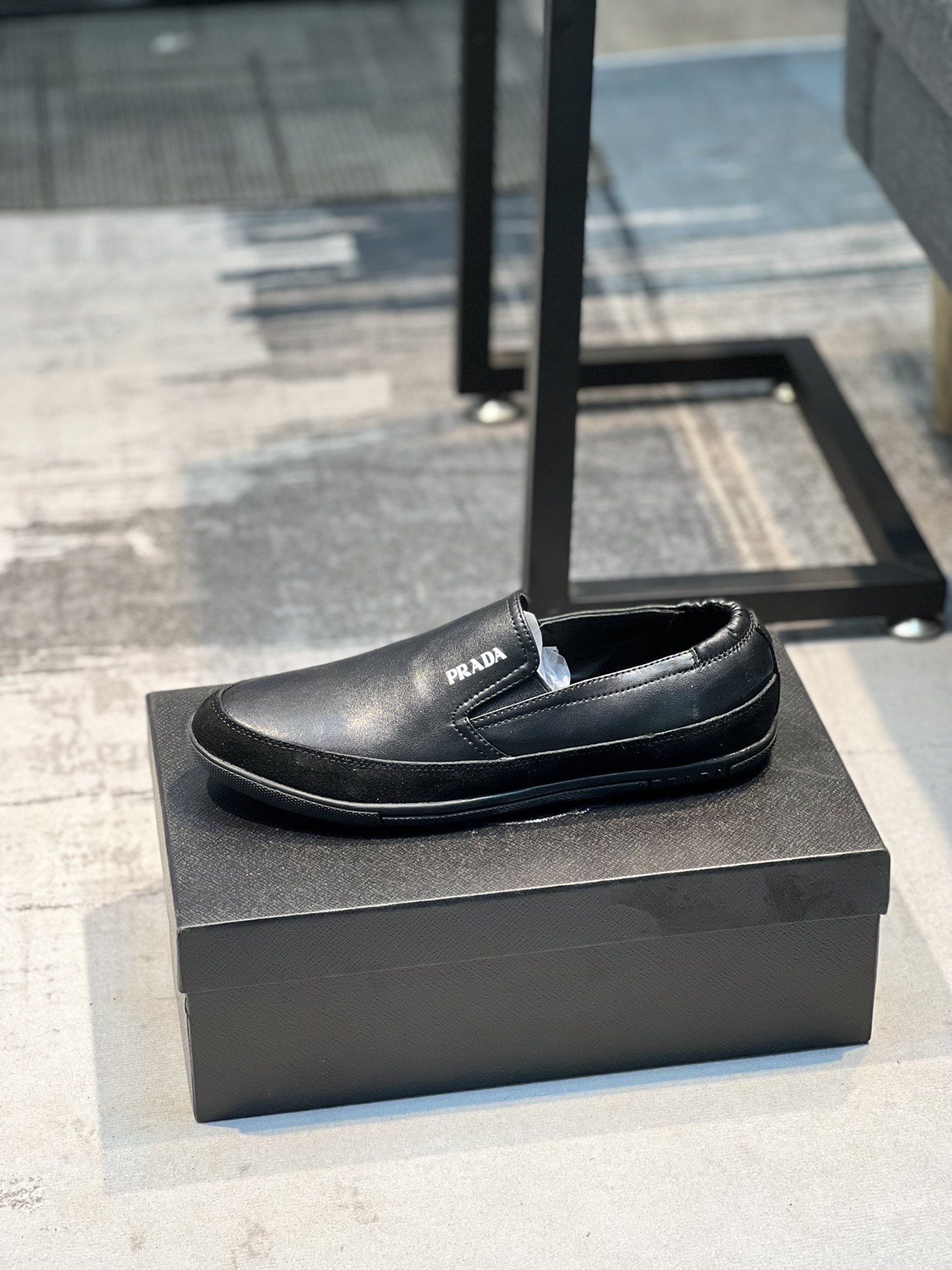 I5 普拉达官网最休闲时尚男鞋，爆款版型简洁大气，潮男专属.独有的官网最新品牌元素元素古奇原版装饰，时尚又大方，面料原版牛皮透气内里，官网指定耐磨休闲大底，专柜经典款实物拍摄38-44