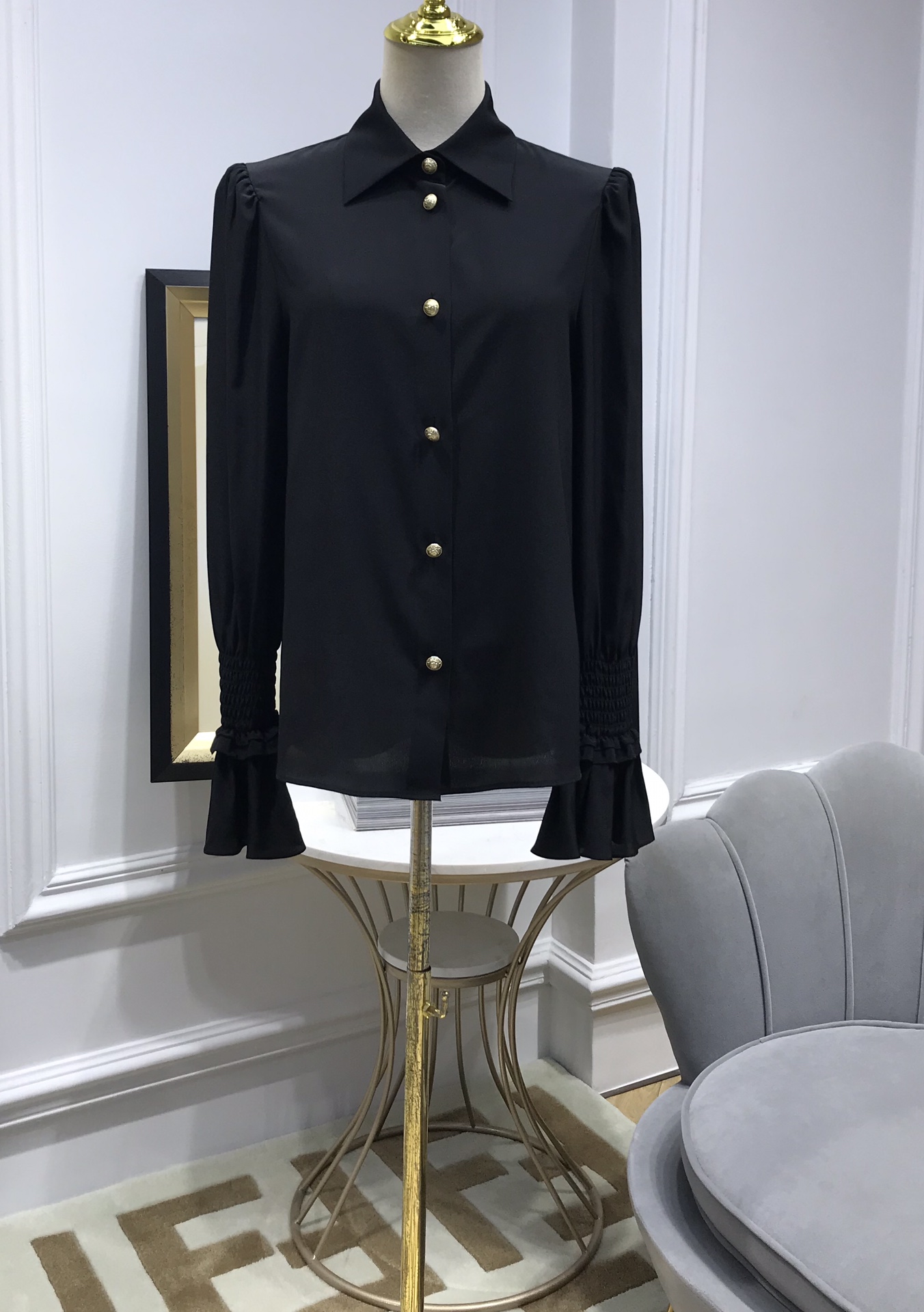 NO:932833,Clearance price, Balma* bell sleeve silk shirt!  Size 36/1, bust 92cm, special price, no return, no exchange, no free shipping, balmain, real silk,19860909清库价,Balma* 喇叭袖真丝衬衣！码数36/1 胸围92cm,特价 不退不换不包邮,balmain,real silk,,Women's clothing