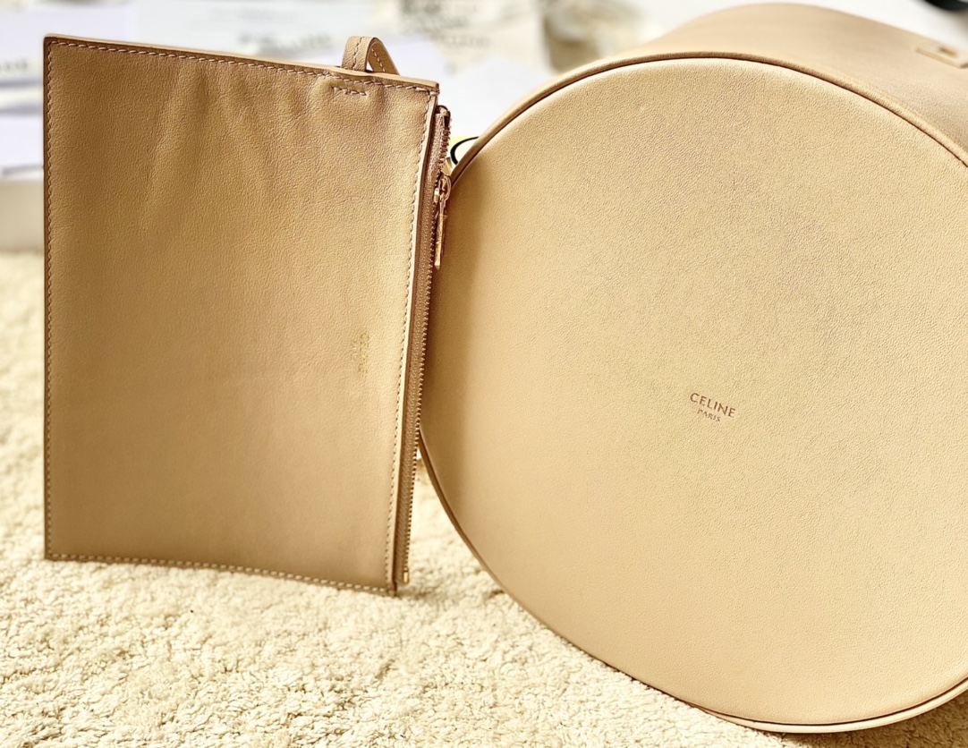 CELINE赛琳Bucket 16 牛皮革全皮水桶包195573