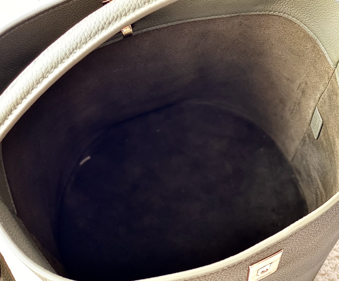 CELINE赛琳Bucket 16 牛皮革全皮水桶包195573