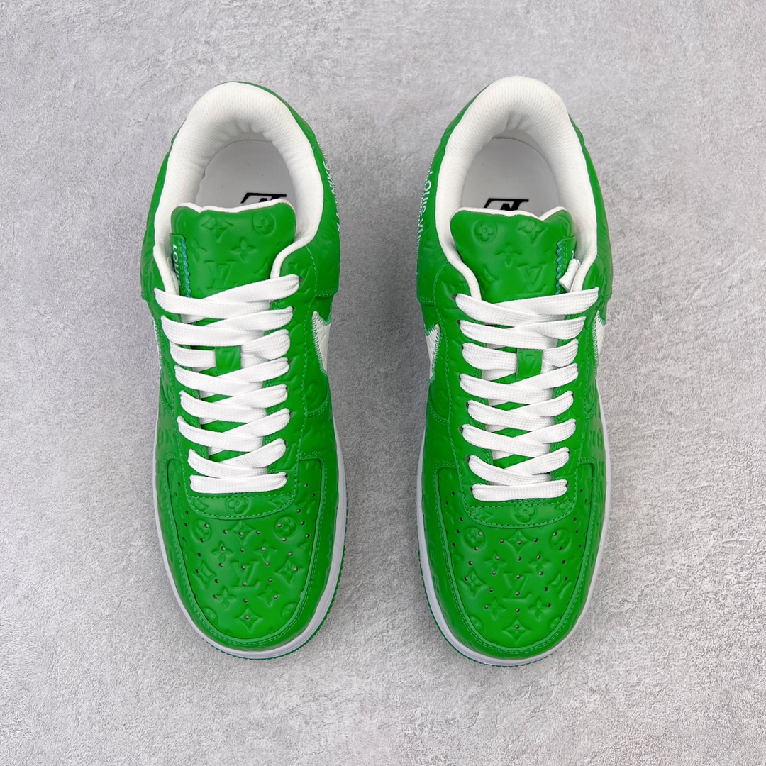 图片[2]-＃东莞纯原 市面独家顶级版本 Louis Vuitton lv x NK Air Force1 Low 空军重磅联名 至今巅峰之作 男款最新升级改良版 25个配色持续更新东莞大厂耗资原鞋开发 当时发售前基本上没货 2级市场买了两双回来开发 一双白蓝女鞋 一双全白男鞋 当时一双价格5w+ 拿到手上有点发抖 全鞋拼接工艺的完美衔接 看不出一点有拼接过的痕迹 最重要的鞋面材料 都需进口订做采用意大利Monogram 纳米牛皮 软度舒适度非常好 报废率也极高 全鞋工艺极其复杂鞋面的印花 压纹都是对于工厂新的摸索和挑战 原版大底私模开发 区别市场低价版本共用老款空军磨具大底 毕竟原版4-5万的鞋 做工材质都是进口最顶级的皮革 质地暗花烫金的拼接凸显高级和质感 鞋身非常轻便大底舒适度非常之高 完全改变了之前Force1 Low 的笨重硬度不舒适的设计 对于品牌和设计师不做多的介绍做好鞋也很想用情怀做铺垫可惜文字格不够 有喜欢关注此款很久的朋友可以考虑下顶级高端fake 一比一的细节 全身心的开发只为还原你购买后称赞还不错的潮鞋 男女鞋尺码 35 36 37 38 39 40 41 42 43 44 45 46-选品中心
