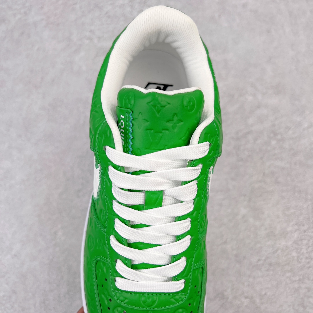 图片[5]-＃东莞纯原 市面独家顶级版本 Louis Vuitton lv x NK Air Force1 Low 空军重磅联名 至今巅峰之作 男款最新升级改良版 25个配色持续更新东莞大厂耗资原鞋开发 当时发售前基本上没货 2级市场买了两双回来开发 一双白蓝女鞋 一双全白男鞋 当时一双价格5w+ 拿到手上有点发抖 全鞋拼接工艺的完美衔接 看不出一点有拼接过的痕迹 最重要的鞋面材料 都需进口订做采用意大利Monogram 纳米牛皮 软度舒适度非常好 报废率也极高 全鞋工艺极其复杂鞋面的印花 压纹都是对于工厂新的摸索和挑战 原版大底私模开发 区别市场低价版本共用老款空军磨具大底 毕竟原版4-5万的鞋 做工材质都是进口最顶级的皮革 质地暗花烫金的拼接凸显高级和质感 鞋身非常轻便大底舒适度非常之高 完全改变了之前Force1 Low 的笨重硬度不舒适的设计 对于品牌和设计师不做多的介绍做好鞋也很想用情怀做铺垫可惜文字格不够 有喜欢关注此款很久的朋友可以考虑下顶级高端fake 一比一的细节 全身心的开发只为还原你购买后称赞还不错的潮鞋 男女鞋尺码 35 36 37 38 39 40 41 42 43 44 45 46-选品中心