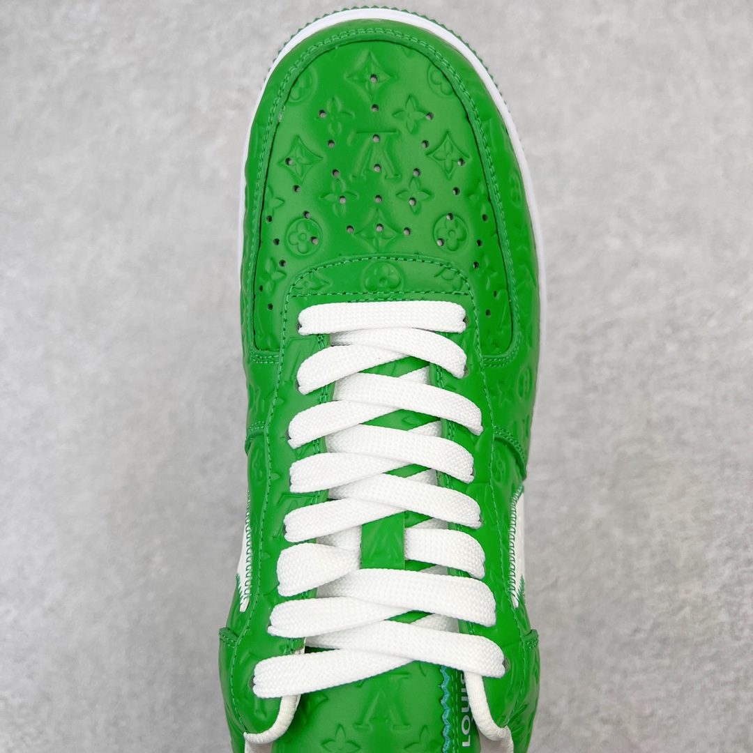 图片[4]-＃东莞纯原 市面独家顶级版本 Louis Vuitton lv x NK Air Force1 Low 空军重磅联名 至今巅峰之作 男款最新升级改良版 25个配色持续更新东莞大厂耗资原鞋开发 当时发售前基本上没货 2级市场买了两双回来开发 一双白蓝女鞋 一双全白男鞋 当时一双价格5w+ 拿到手上有点发抖 全鞋拼接工艺的完美衔接 看不出一点有拼接过的痕迹 最重要的鞋面材料 都需进口订做采用意大利Monogram 纳米牛皮 软度舒适度非常好 报废率也极高 全鞋工艺极其复杂鞋面的印花 压纹都是对于工厂新的摸索和挑战 原版大底私模开发 区别市场低价版本共用老款空军磨具大底 毕竟原版4-5万的鞋 做工材质都是进口最顶级的皮革 质地暗花烫金的拼接凸显高级和质感 鞋身非常轻便大底舒适度非常之高 完全改变了之前Force1 Low 的笨重硬度不舒适的设计 对于品牌和设计师不做多的介绍做好鞋也很想用情怀做铺垫可惜文字格不够 有喜欢关注此款很久的朋友可以考虑下顶级高端fake 一比一的细节 全身心的开发只为还原你购买后称赞还不错的潮鞋 男女鞋尺码 35 36 37 38 39 40 41 42 43 44 45 46-选品中心