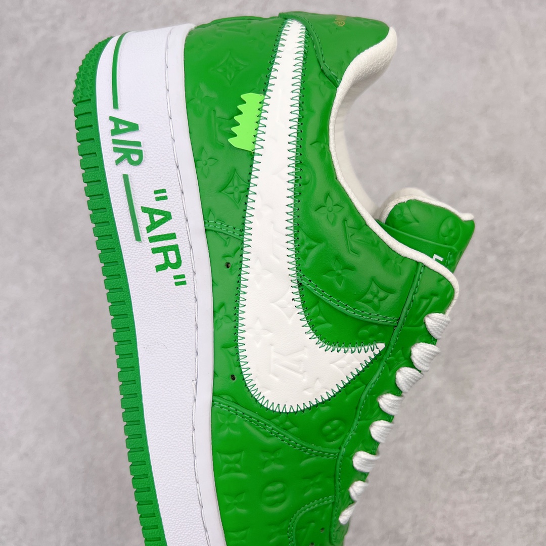 图片[6]-＃东莞纯原 市面独家顶级版本 Louis Vuitton lv x NK Air Force1 Low 空军重磅联名 至今巅峰之作 男款最新升级改良版 25个配色持续更新东莞大厂耗资原鞋开发 当时发售前基本上没货 2级市场买了两双回来开发 一双白蓝女鞋 一双全白男鞋 当时一双价格5w+ 拿到手上有点发抖 全鞋拼接工艺的完美衔接 看不出一点有拼接过的痕迹 最重要的鞋面材料 都需进口订做采用意大利Monogram 纳米牛皮 软度舒适度非常好 报废率也极高 全鞋工艺极其复杂鞋面的印花 压纹都是对于工厂新的摸索和挑战 原版大底私模开发 区别市场低价版本共用老款空军磨具大底 毕竟原版4-5万的鞋 做工材质都是进口最顶级的皮革 质地暗花烫金的拼接凸显高级和质感 鞋身非常轻便大底舒适度非常之高 完全改变了之前Force1 Low 的笨重硬度不舒适的设计 对于品牌和设计师不做多的介绍做好鞋也很想用情怀做铺垫可惜文字格不够 有喜欢关注此款很久的朋友可以考虑下顶级高端fake 一比一的细节 全身心的开发只为还原你购买后称赞还不错的潮鞋 男女鞋尺码 35 36 37 38 39 40 41 42 43 44 45 46-选品中心