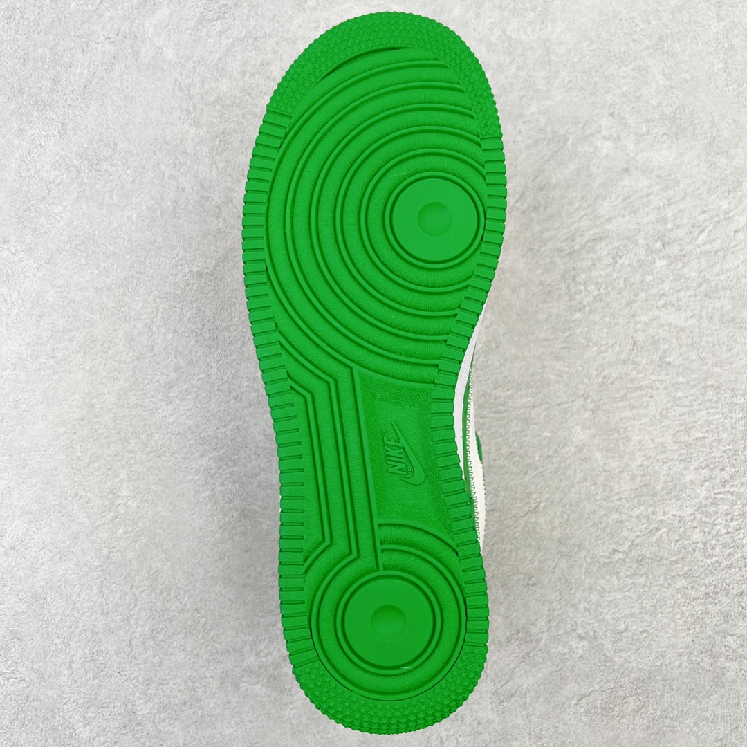 图片[9]-＃东莞纯原 市面独家顶级版本 Louis Vuitton lv x NK Air Force1 Low 空军重磅联名 至今巅峰之作 男款最新升级改良版 25个配色持续更新东莞大厂耗资原鞋开发 当时发售前基本上没货 2级市场买了两双回来开发 一双白蓝女鞋 一双全白男鞋 当时一双价格5w+ 拿到手上有点发抖 全鞋拼接工艺的完美衔接 看不出一点有拼接过的痕迹 最重要的鞋面材料 都需进口订做采用意大利Monogram 纳米牛皮 软度舒适度非常好 报废率也极高 全鞋工艺极其复杂鞋面的印花 压纹都是对于工厂新的摸索和挑战 原版大底私模开发 区别市场低价版本共用老款空军磨具大底 毕竟原版4-5万的鞋 做工材质都是进口最顶级的皮革 质地暗花烫金的拼接凸显高级和质感 鞋身非常轻便大底舒适度非常之高 完全改变了之前Force1 Low 的笨重硬度不舒适的设计 对于品牌和设计师不做多的介绍做好鞋也很想用情怀做铺垫可惜文字格不够 有喜欢关注此款很久的朋友可以考虑下顶级高端fake 一比一的细节 全身心的开发只为还原你购买后称赞还不错的潮鞋 男女鞋尺码 35 36 37 38 39 40 41 42 43 44 45 46-选品中心