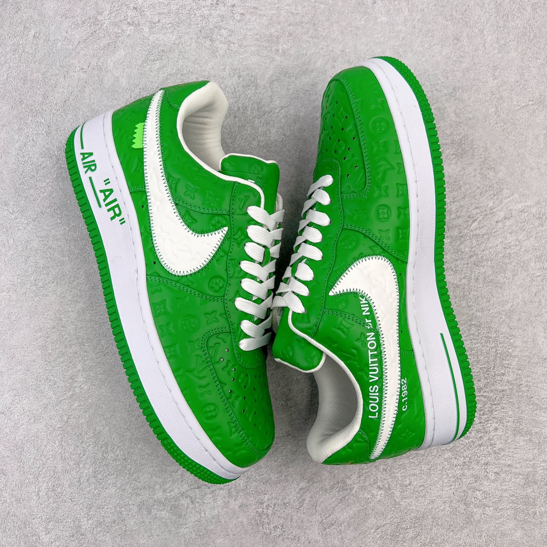 图片[3]-＃东莞纯原 市面独家顶级版本 Louis Vuitton lv x NK Air Force1 Low 空军重磅联名 至今巅峰之作 男款最新升级改良版 25个配色持续更新东莞大厂耗资原鞋开发 当时发售前基本上没货 2级市场买了两双回来开发 一双白蓝女鞋 一双全白男鞋 当时一双价格5w+ 拿到手上有点发抖 全鞋拼接工艺的完美衔接 看不出一点有拼接过的痕迹 最重要的鞋面材料 都需进口订做采用意大利Monogram 纳米牛皮 软度舒适度非常好 报废率也极高 全鞋工艺极其复杂鞋面的印花 压纹都是对于工厂新的摸索和挑战 原版大底私模开发 区别市场低价版本共用老款空军磨具大底 毕竟原版4-5万的鞋 做工材质都是进口最顶级的皮革 质地暗花烫金的拼接凸显高级和质感 鞋身非常轻便大底舒适度非常之高 完全改变了之前Force1 Low 的笨重硬度不舒适的设计 对于品牌和设计师不做多的介绍做好鞋也很想用情怀做铺垫可惜文字格不够 有喜欢关注此款很久的朋友可以考虑下顶级高端fake 一比一的细节 全身心的开发只为还原你购买后称赞还不错的潮鞋 男女鞋尺码 35 36 37 38 39 40 41 42 43 44 45 46-选品中心