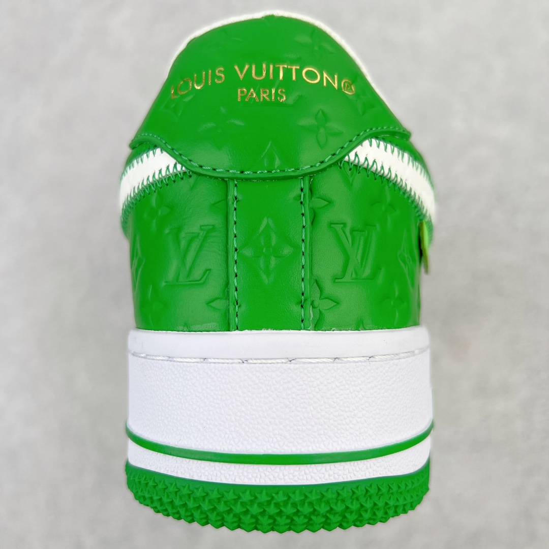 图片[8]-＃东莞纯原 市面独家顶级版本 Louis Vuitton lv x NK Air Force1 Low 空军重磅联名 至今巅峰之作 男款最新升级改良版 25个配色持续更新东莞大厂耗资原鞋开发 当时发售前基本上没货 2级市场买了两双回来开发 一双白蓝女鞋 一双全白男鞋 当时一双价格5w+ 拿到手上有点发抖 全鞋拼接工艺的完美衔接 看不出一点有拼接过的痕迹 最重要的鞋面材料 都需进口订做采用意大利Monogram 纳米牛皮 软度舒适度非常好 报废率也极高 全鞋工艺极其复杂鞋面的印花 压纹都是对于工厂新的摸索和挑战 原版大底私模开发 区别市场低价版本共用老款空军磨具大底 毕竟原版4-5万的鞋 做工材质都是进口最顶级的皮革 质地暗花烫金的拼接凸显高级和质感 鞋身非常轻便大底舒适度非常之高 完全改变了之前Force1 Low 的笨重硬度不舒适的设计 对于品牌和设计师不做多的介绍做好鞋也很想用情怀做铺垫可惜文字格不够 有喜欢关注此款很久的朋友可以考虑下顶级高端fake 一比一的细节 全身心的开发只为还原你购买后称赞还不错的潮鞋 男女鞋尺码 35 36 37 38 39 40 41 42 43 44 45 46-选品中心