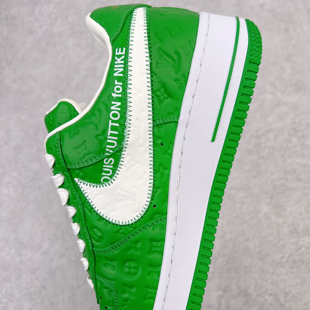 图片[7]-＃东莞纯原 市面独家顶级版本 Louis Vuitton lv x NK Air Force1 Low 空军重磅联名 至今巅峰之作 男款最新升级改良版 25个配色持续更新东莞大厂耗资原鞋开发 当时发售前基本上没货 2级市场买了两双回来开发 一双白蓝女鞋 一双全白男鞋 当时一双价格5w+ 拿到手上有点发抖 全鞋拼接工艺的完美衔接 看不出一点有拼接过的痕迹 最重要的鞋面材料 都需进口订做采用意大利Monogram 纳米牛皮 软度舒适度非常好 报废率也极高 全鞋工艺极其复杂鞋面的印花 压纹都是对于工厂新的摸索和挑战 原版大底私模开发 区别市场低价版本共用老款空军磨具大底 毕竟原版4-5万的鞋 做工材质都是进口最顶级的皮革 质地暗花烫金的拼接凸显高级和质感 鞋身非常轻便大底舒适度非常之高 完全改变了之前Force1 Low 的笨重硬度不舒适的设计 对于品牌和设计师不做多的介绍做好鞋也很想用情怀做铺垫可惜文字格不够 有喜欢关注此款很久的朋友可以考虑下顶级高端fake 一比一的细节 全身心的开发只为还原你购买后称赞还不错的潮鞋 男女鞋尺码 35 36 37 38 39 40 41 42 43 44 45 46-选品中心