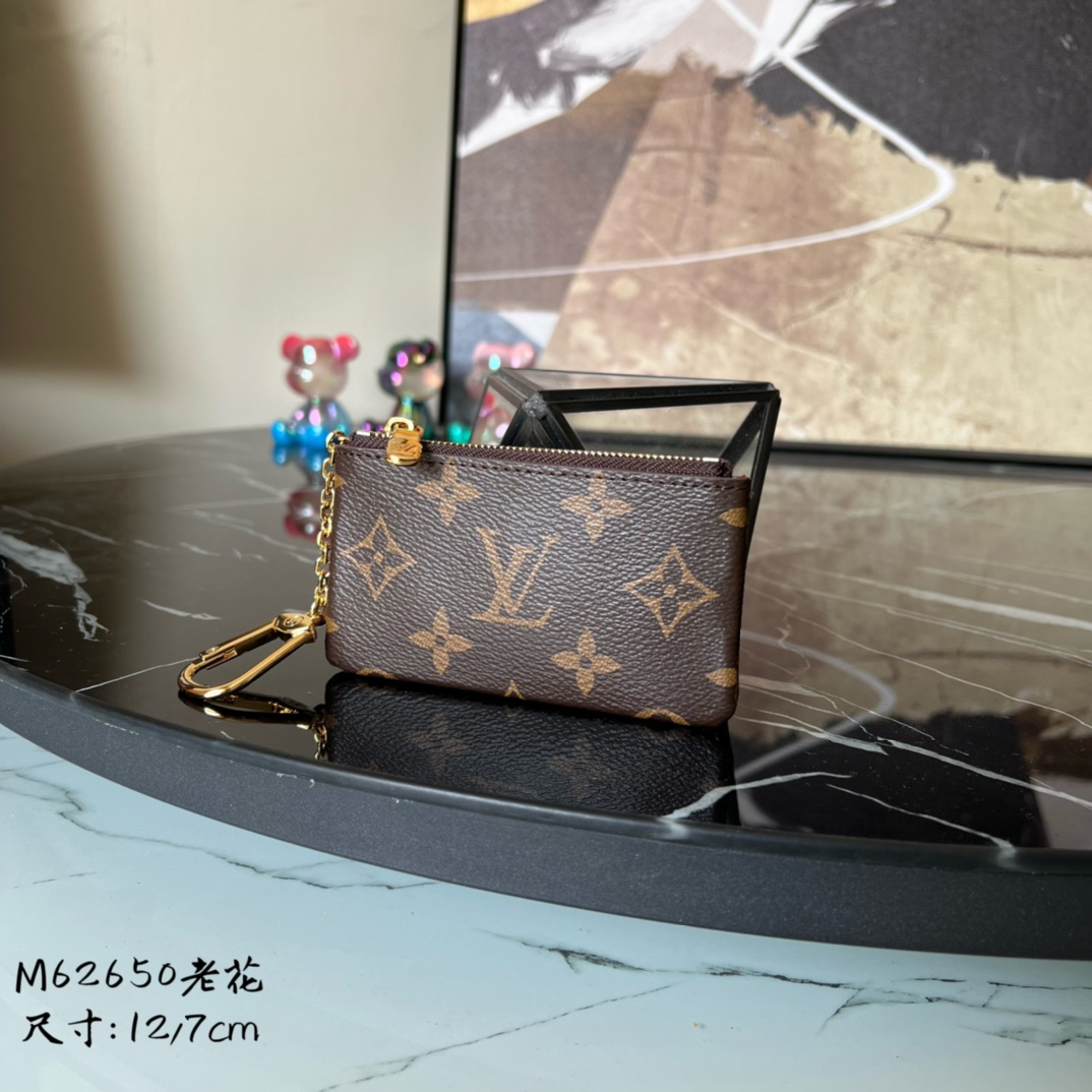  芯片版 M62650老花！这款钱包让不由然想起阳光海滩的悠然，设有钥匙扣，可轻易紧扣到大部分路易威登手