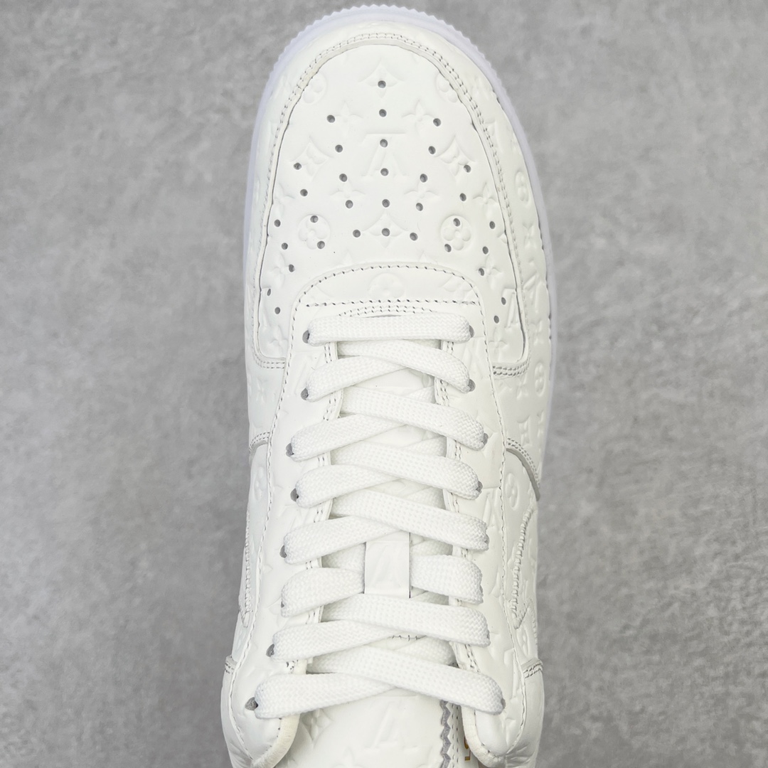 图片[4]-＃东莞纯原 市面独家顶级版本 Louis Vuitton lv x NK Air Force1 Low 空军重磅联名 至今巅峰之作 男款最新升级改良版 25个配色持续更新东莞大厂耗资原鞋开发 当时发售前基本上没货 2级市场买了两双回来开发 一双白蓝女鞋 一双全白男鞋 当时一双价格5w+ 拿到手上有点发抖 全鞋拼接工艺的完美衔接 看不出一点有拼接过的痕迹 最重要的鞋面材料 都需进口订做采用意大利Monogram 纳米牛皮 软度舒适度非常好 报废率也极高 全鞋工艺极其复杂鞋面的印花 压纹都是对于工厂新的摸索和挑战 原版大底私模开发 区别市场低价版本共用老款空军磨具大底 毕竟原版4-5万的鞋 做工材质都是进口最顶级的皮革 质地暗花烫金的拼接凸显高级和质感 鞋身非常轻便大底舒适度非常之高 完全改变了之前Force1 Low 的笨重硬度不舒适的设计 对于品牌和设计师不做多的介绍做好鞋也很想用情怀做铺垫可惜文字格不够 有喜欢关注此款很久的朋友可以考虑下顶级高端fake 一比一的细节 全身心的开发只为还原你购买后称赞还不错的潮鞋 男女鞋尺码 35 36 37 38 39 40 41 42 43 44 45 46-选品中心