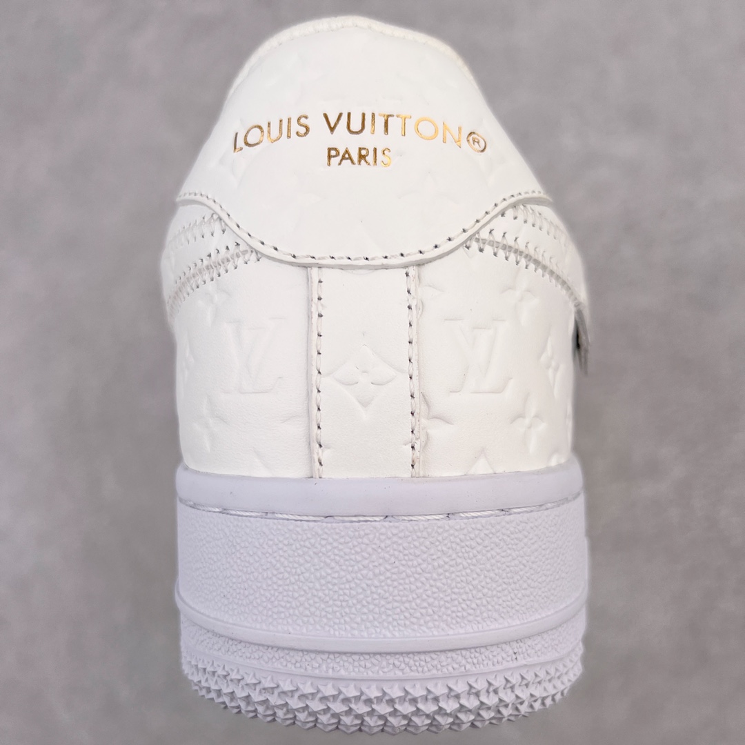 图片[8]-＃东莞纯原 市面独家顶级版本 Louis Vuitton lv x NK Air Force1 Low 空军重磅联名 至今巅峰之作 男款最新升级改良版 25个配色持续更新东莞大厂耗资原鞋开发 当时发售前基本上没货 2级市场买了两双回来开发 一双白蓝女鞋 一双全白男鞋 当时一双价格5w+ 拿到手上有点发抖 全鞋拼接工艺的完美衔接 看不出一点有拼接过的痕迹 最重要的鞋面材料 都需进口订做采用意大利Monogram 纳米牛皮 软度舒适度非常好 报废率也极高 全鞋工艺极其复杂鞋面的印花 压纹都是对于工厂新的摸索和挑战 原版大底私模开发 区别市场低价版本共用老款空军磨具大底 毕竟原版4-5万的鞋 做工材质都是进口最顶级的皮革 质地暗花烫金的拼接凸显高级和质感 鞋身非常轻便大底舒适度非常之高 完全改变了之前Force1 Low 的笨重硬度不舒适的设计 对于品牌和设计师不做多的介绍做好鞋也很想用情怀做铺垫可惜文字格不够 有喜欢关注此款很久的朋友可以考虑下顶级高端fake 一比一的细节 全身心的开发只为还原你购买后称赞还不错的潮鞋 男女鞋尺码 35 36 37 38 39 40 41 42 43 44 45 46-选品中心
