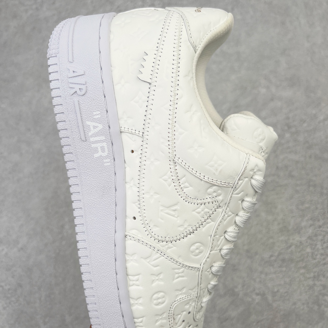 图片[6]-＃东莞纯原 市面独家顶级版本 Louis Vuitton lv x NK Air Force1 Low 空军重磅联名 至今巅峰之作 男款最新升级改良版 25个配色持续更新东莞大厂耗资原鞋开发 当时发售前基本上没货 2级市场买了两双回来开发 一双白蓝女鞋 一双全白男鞋 当时一双价格5w+ 拿到手上有点发抖 全鞋拼接工艺的完美衔接 看不出一点有拼接过的痕迹 最重要的鞋面材料 都需进口订做采用意大利Monogram 纳米牛皮 软度舒适度非常好 报废率也极高 全鞋工艺极其复杂鞋面的印花 压纹都是对于工厂新的摸索和挑战 原版大底私模开发 区别市场低价版本共用老款空军磨具大底 毕竟原版4-5万的鞋 做工材质都是进口最顶级的皮革 质地暗花烫金的拼接凸显高级和质感 鞋身非常轻便大底舒适度非常之高 完全改变了之前Force1 Low 的笨重硬度不舒适的设计 对于品牌和设计师不做多的介绍做好鞋也很想用情怀做铺垫可惜文字格不够 有喜欢关注此款很久的朋友可以考虑下顶级高端fake 一比一的细节 全身心的开发只为还原你购买后称赞还不错的潮鞋 男女鞋尺码 35 36 37 38 39 40 41 42 43 44 45 46-选品中心