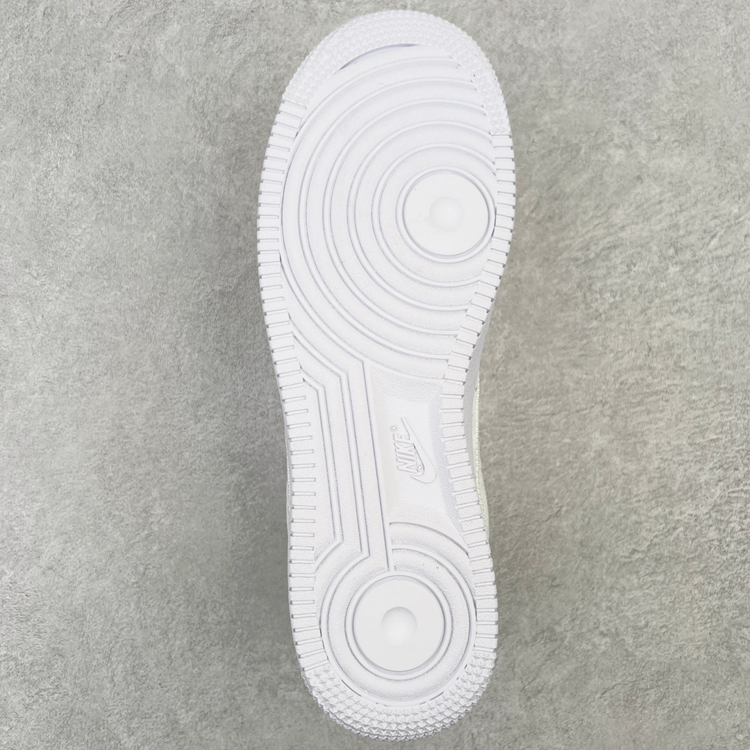 图片[9]-＃东莞纯原 市面独家顶级版本 Louis Vuitton lv x NK Air Force1 Low 空军重磅联名 至今巅峰之作 男款最新升级改良版 25个配色持续更新东莞大厂耗资原鞋开发 当时发售前基本上没货 2级市场买了两双回来开发 一双白蓝女鞋 一双全白男鞋 当时一双价格5w+ 拿到手上有点发抖 全鞋拼接工艺的完美衔接 看不出一点有拼接过的痕迹 最重要的鞋面材料 都需进口订做采用意大利Monogram 纳米牛皮 软度舒适度非常好 报废率也极高 全鞋工艺极其复杂鞋面的印花 压纹都是对于工厂新的摸索和挑战 原版大底私模开发 区别市场低价版本共用老款空军磨具大底 毕竟原版4-5万的鞋 做工材质都是进口最顶级的皮革 质地暗花烫金的拼接凸显高级和质感 鞋身非常轻便大底舒适度非常之高 完全改变了之前Force1 Low 的笨重硬度不舒适的设计 对于品牌和设计师不做多的介绍做好鞋也很想用情怀做铺垫可惜文字格不够 有喜欢关注此款很久的朋友可以考虑下顶级高端fake 一比一的细节 全身心的开发只为还原你购买后称赞还不错的潮鞋 男女鞋尺码 35 36 37 38 39 40 41 42 43 44 45 46-选品中心