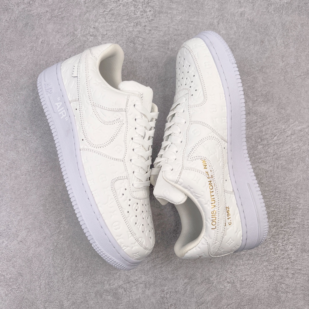 图片[3]-＃东莞纯原 市面独家顶级版本 Louis Vuitton lv x NK Air Force1 Low 空军重磅联名 至今巅峰之作 男款最新升级改良版 25个配色持续更新东莞大厂耗资原鞋开发 当时发售前基本上没货 2级市场买了两双回来开发 一双白蓝女鞋 一双全白男鞋 当时一双价格5w+ 拿到手上有点发抖 全鞋拼接工艺的完美衔接 看不出一点有拼接过的痕迹 最重要的鞋面材料 都需进口订做采用意大利Monogram 纳米牛皮 软度舒适度非常好 报废率也极高 全鞋工艺极其复杂鞋面的印花 压纹都是对于工厂新的摸索和挑战 原版大底私模开发 区别市场低价版本共用老款空军磨具大底 毕竟原版4-5万的鞋 做工材质都是进口最顶级的皮革 质地暗花烫金的拼接凸显高级和质感 鞋身非常轻便大底舒适度非常之高 完全改变了之前Force1 Low 的笨重硬度不舒适的设计 对于品牌和设计师不做多的介绍做好鞋也很想用情怀做铺垫可惜文字格不够 有喜欢关注此款很久的朋友可以考虑下顶级高端fake 一比一的细节 全身心的开发只为还原你购买后称赞还不错的潮鞋 男女鞋尺码 35 36 37 38 39 40 41 42 43 44 45 46-选品中心