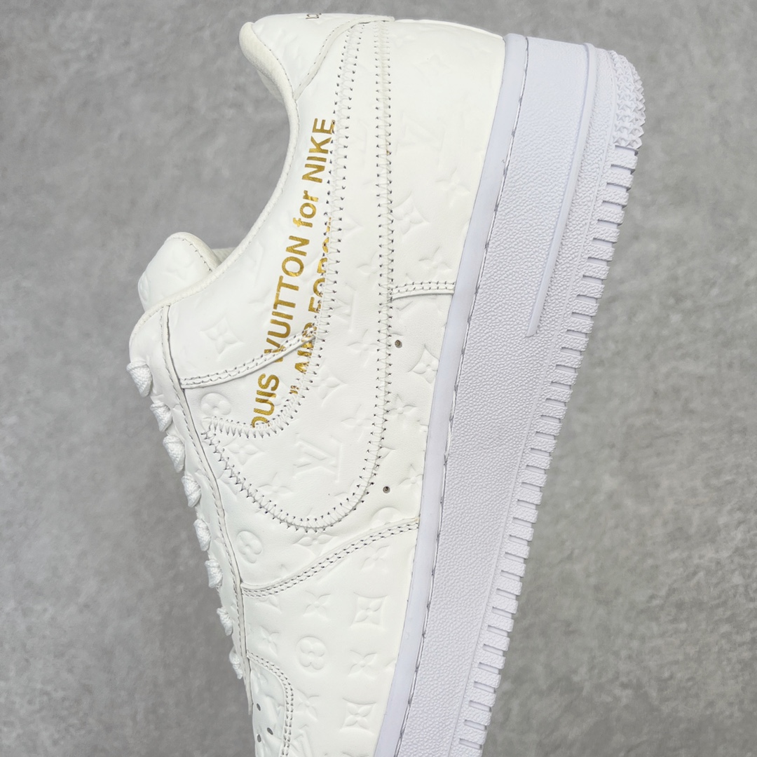 图片[7]-＃东莞纯原 市面独家顶级版本 Louis Vuitton lv x NK Air Force1 Low 空军重磅联名 至今巅峰之作 男款最新升级改良版 25个配色持续更新东莞大厂耗资原鞋开发 当时发售前基本上没货 2级市场买了两双回来开发 一双白蓝女鞋 一双全白男鞋 当时一双价格5w+ 拿到手上有点发抖 全鞋拼接工艺的完美衔接 看不出一点有拼接过的痕迹 最重要的鞋面材料 都需进口订做采用意大利Monogram 纳米牛皮 软度舒适度非常好 报废率也极高 全鞋工艺极其复杂鞋面的印花 压纹都是对于工厂新的摸索和挑战 原版大底私模开发 区别市场低价版本共用老款空军磨具大底 毕竟原版4-5万的鞋 做工材质都是进口最顶级的皮革 质地暗花烫金的拼接凸显高级和质感 鞋身非常轻便大底舒适度非常之高 完全改变了之前Force1 Low 的笨重硬度不舒适的设计 对于品牌和设计师不做多的介绍做好鞋也很想用情怀做铺垫可惜文字格不够 有喜欢关注此款很久的朋友可以考虑下顶级高端fake 一比一的细节 全身心的开发只为还原你购买后称赞还不错的潮鞋 男女鞋尺码 35 36 37 38 39 40 41 42 43 44 45 46-选品中心