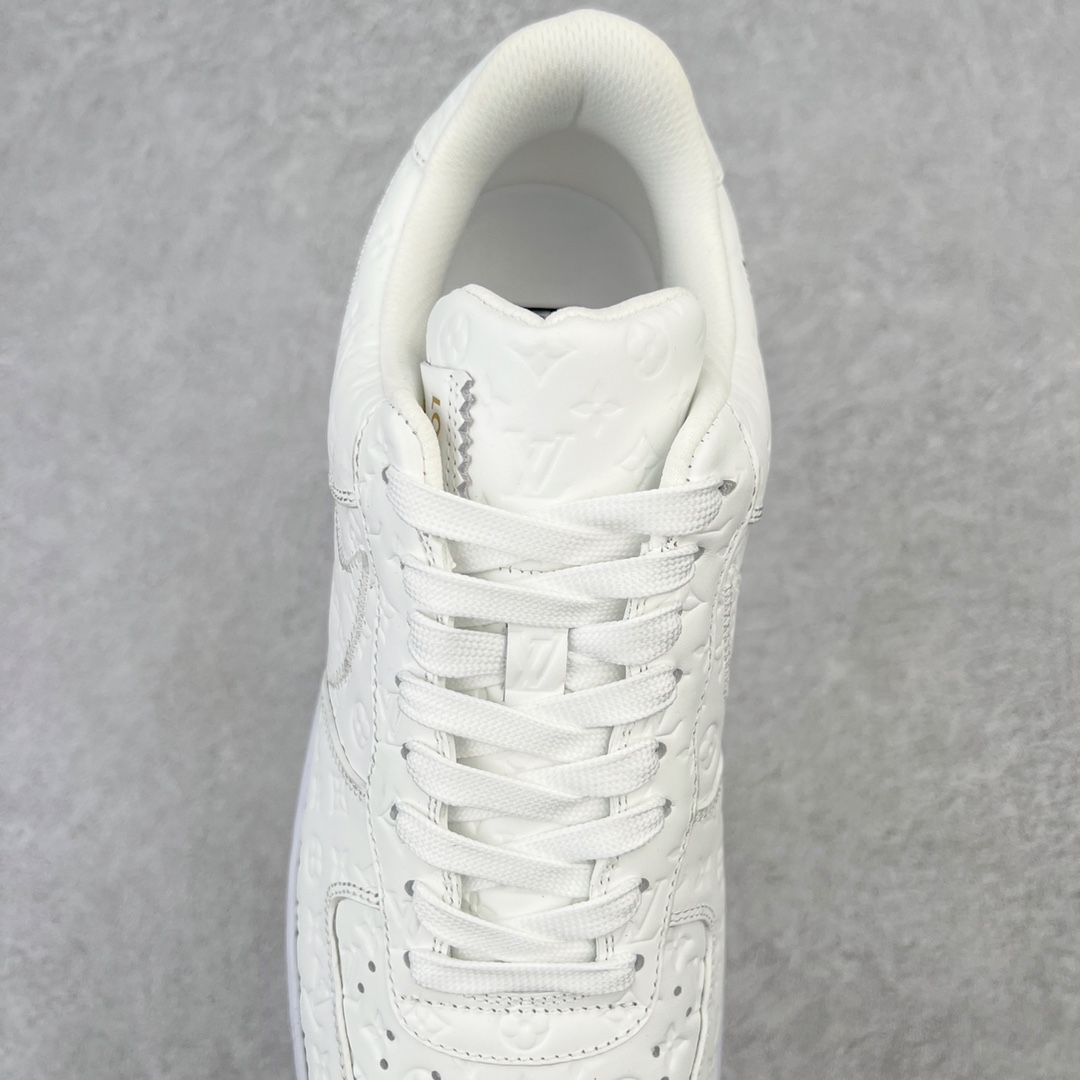 图片[5]-＃东莞纯原 市面独家顶级版本 Louis Vuitton lv x NK Air Force1 Low 空军重磅联名 至今巅峰之作 男款最新升级改良版 25个配色持续更新东莞大厂耗资原鞋开发 当时发售前基本上没货 2级市场买了两双回来开发 一双白蓝女鞋 一双全白男鞋 当时一双价格5w+ 拿到手上有点发抖 全鞋拼接工艺的完美衔接 看不出一点有拼接过的痕迹 最重要的鞋面材料 都需进口订做采用意大利Monogram 纳米牛皮 软度舒适度非常好 报废率也极高 全鞋工艺极其复杂鞋面的印花 压纹都是对于工厂新的摸索和挑战 原版大底私模开发 区别市场低价版本共用老款空军磨具大底 毕竟原版4-5万的鞋 做工材质都是进口最顶级的皮革 质地暗花烫金的拼接凸显高级和质感 鞋身非常轻便大底舒适度非常之高 完全改变了之前Force1 Low 的笨重硬度不舒适的设计 对于品牌和设计师不做多的介绍做好鞋也很想用情怀做铺垫可惜文字格不够 有喜欢关注此款很久的朋友可以考虑下顶级高端fake 一比一的细节 全身心的开发只为还原你购买后称赞还不错的潮鞋 男女鞋尺码 35 36 37 38 39 40 41 42 43 44 45 46-选品中心