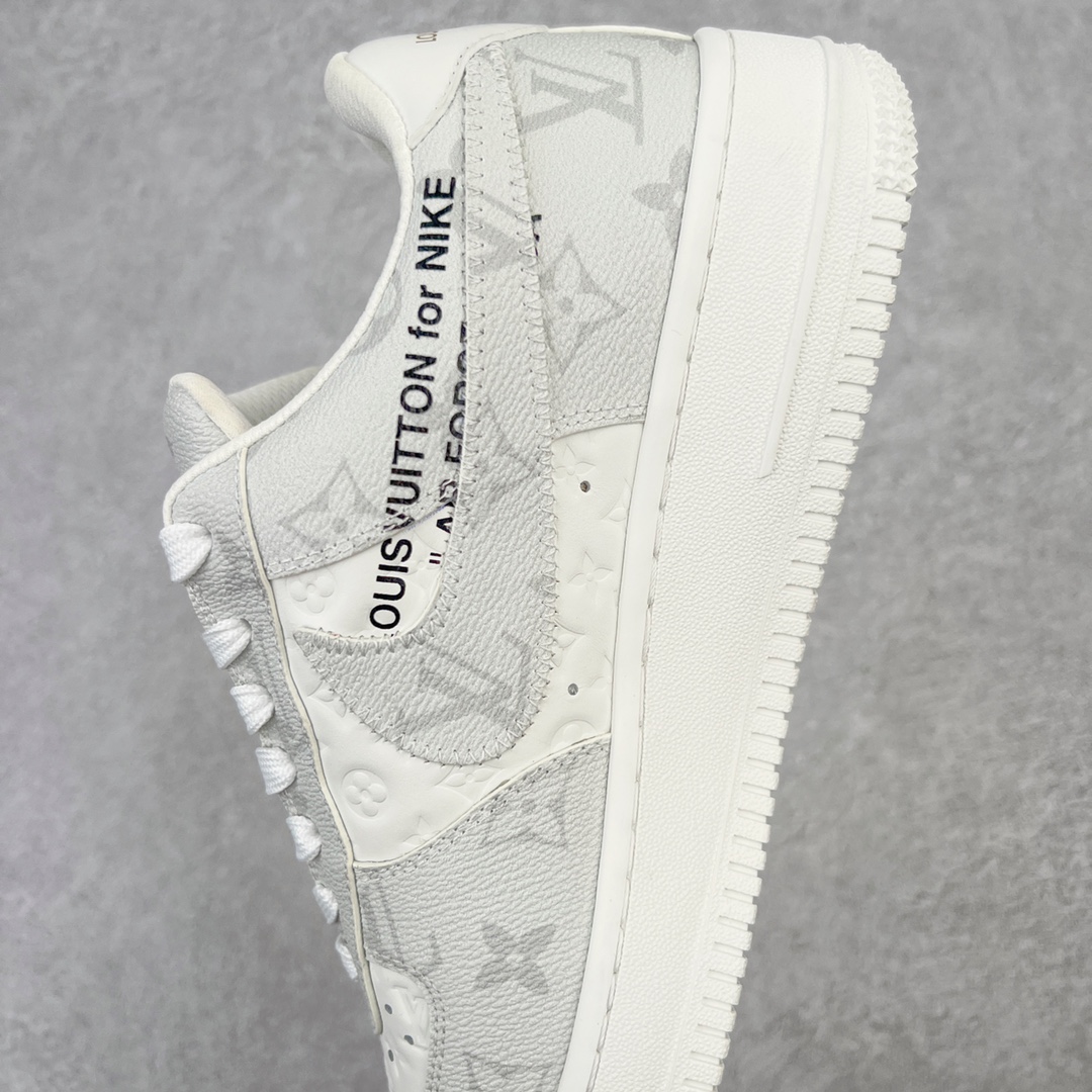 图片[7]-＃东莞纯原 市面独家顶级版本 Louis Vuitton lv x NK Air Force1 Low 空军重磅联名 至今巅峰之作 男款最新升级改良版 25个配色持续更新东莞大厂耗资原鞋开发 当时发售前基本上没货 2级市场买了两双回来开发 一双白蓝女鞋 一双全白男鞋 当时一双价格5w+ 拿到手上有点发抖 全鞋拼接工艺的完美衔接 看不出一点有拼接过的痕迹 最重要的鞋面材料 都需进口订做采用意大利Monogram 纳米牛皮 软度舒适度非常好 报废率也极高 全鞋工艺极其复杂鞋面的印花 压纹都是对于工厂新的摸索和挑战 原版大底私模开发 区别市场低价版本共用老款空军磨具大底 毕竟原版4-5万的鞋 做工材质都是进口最顶级的皮革 质地暗花烫金的拼接凸显高级和质感 鞋身非常轻便大底舒适度非常之高 完全改变了之前Force1 Low 的笨重硬度不舒适的设计 对于品牌和设计师不做多的介绍做好鞋也很想用情怀做铺垫可惜文字格不够 有喜欢关注此款很久的朋友可以考虑下顶级高端fake 一比一的细节 全身心的开发只为还原你购买后称赞还不错的潮鞋 男女鞋尺码 35 36 37 38 39 40 41 42 43 44 45 46-选品中心