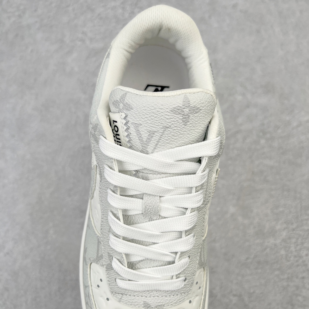 图片[5]-＃东莞纯原 市面独家顶级版本 Louis Vuitton lv x NK Air Force1 Low 空军重磅联名 至今巅峰之作 男款最新升级改良版 25个配色持续更新东莞大厂耗资原鞋开发 当时发售前基本上没货 2级市场买了两双回来开发 一双白蓝女鞋 一双全白男鞋 当时一双价格5w+ 拿到手上有点发抖 全鞋拼接工艺的完美衔接 看不出一点有拼接过的痕迹 最重要的鞋面材料 都需进口订做采用意大利Monogram 纳米牛皮 软度舒适度非常好 报废率也极高 全鞋工艺极其复杂鞋面的印花 压纹都是对于工厂新的摸索和挑战 原版大底私模开发 区别市场低价版本共用老款空军磨具大底 毕竟原版4-5万的鞋 做工材质都是进口最顶级的皮革 质地暗花烫金的拼接凸显高级和质感 鞋身非常轻便大底舒适度非常之高 完全改变了之前Force1 Low 的笨重硬度不舒适的设计 对于品牌和设计师不做多的介绍做好鞋也很想用情怀做铺垫可惜文字格不够 有喜欢关注此款很久的朋友可以考虑下顶级高端fake 一比一的细节 全身心的开发只为还原你购买后称赞还不错的潮鞋 男女鞋尺码 35 36 37 38 39 40 41 42 43 44 45 46-选品中心