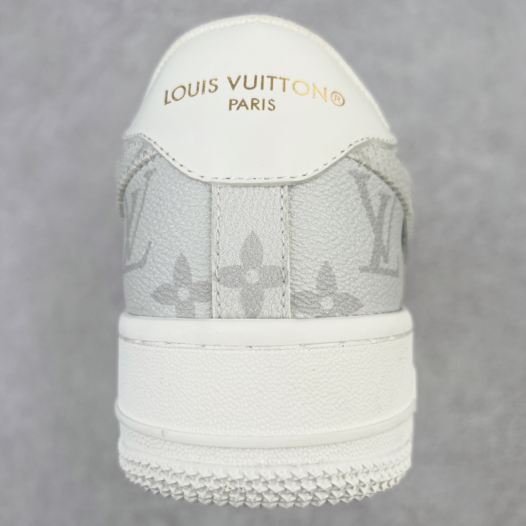 图片[8]-＃东莞纯原 市面独家顶级版本 Louis Vuitton lv x NK Air Force1 Low 空军重磅联名 至今巅峰之作 男款最新升级改良版 25个配色持续更新东莞大厂耗资原鞋开发 当时发售前基本上没货 2级市场买了两双回来开发 一双白蓝女鞋 一双全白男鞋 当时一双价格5w+ 拿到手上有点发抖 全鞋拼接工艺的完美衔接 看不出一点有拼接过的痕迹 最重要的鞋面材料 都需进口订做采用意大利Monogram 纳米牛皮 软度舒适度非常好 报废率也极高 全鞋工艺极其复杂鞋面的印花 压纹都是对于工厂新的摸索和挑战 原版大底私模开发 区别市场低价版本共用老款空军磨具大底 毕竟原版4-5万的鞋 做工材质都是进口最顶级的皮革 质地暗花烫金的拼接凸显高级和质感 鞋身非常轻便大底舒适度非常之高 完全改变了之前Force1 Low 的笨重硬度不舒适的设计 对于品牌和设计师不做多的介绍做好鞋也很想用情怀做铺垫可惜文字格不够 有喜欢关注此款很久的朋友可以考虑下顶级高端fake 一比一的细节 全身心的开发只为还原你购买后称赞还不错的潮鞋 男女鞋尺码 35 36 37 38 39 40 41 42 43 44 45 46-选品中心