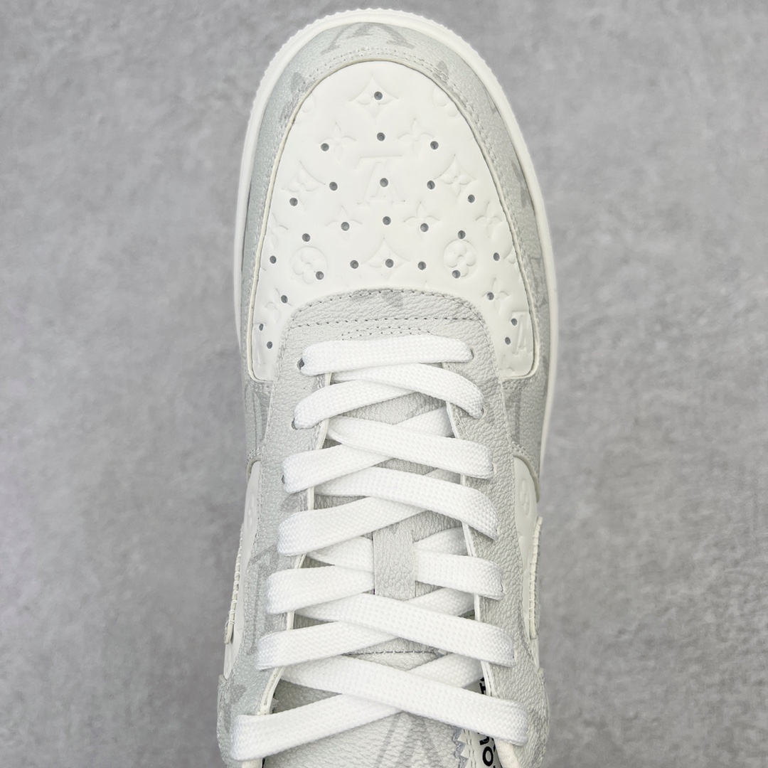 图片[4]-＃东莞纯原 市面独家顶级版本 Louis Vuitton lv x NK Air Force1 Low 空军重磅联名 至今巅峰之作 男款最新升级改良版 25个配色持续更新东莞大厂耗资原鞋开发 当时发售前基本上没货 2级市场买了两双回来开发 一双白蓝女鞋 一双全白男鞋 当时一双价格5w+ 拿到手上有点发抖 全鞋拼接工艺的完美衔接 看不出一点有拼接过的痕迹 最重要的鞋面材料 都需进口订做采用意大利Monogram 纳米牛皮 软度舒适度非常好 报废率也极高 全鞋工艺极其复杂鞋面的印花 压纹都是对于工厂新的摸索和挑战 原版大底私模开发 区别市场低价版本共用老款空军磨具大底 毕竟原版4-5万的鞋 做工材质都是进口最顶级的皮革 质地暗花烫金的拼接凸显高级和质感 鞋身非常轻便大底舒适度非常之高 完全改变了之前Force1 Low 的笨重硬度不舒适的设计 对于品牌和设计师不做多的介绍做好鞋也很想用情怀做铺垫可惜文字格不够 有喜欢关注此款很久的朋友可以考虑下顶级高端fake 一比一的细节 全身心的开发只为还原你购买后称赞还不错的潮鞋 男女鞋尺码 35 36 37 38 39 40 41 42 43 44 45 46-选品中心