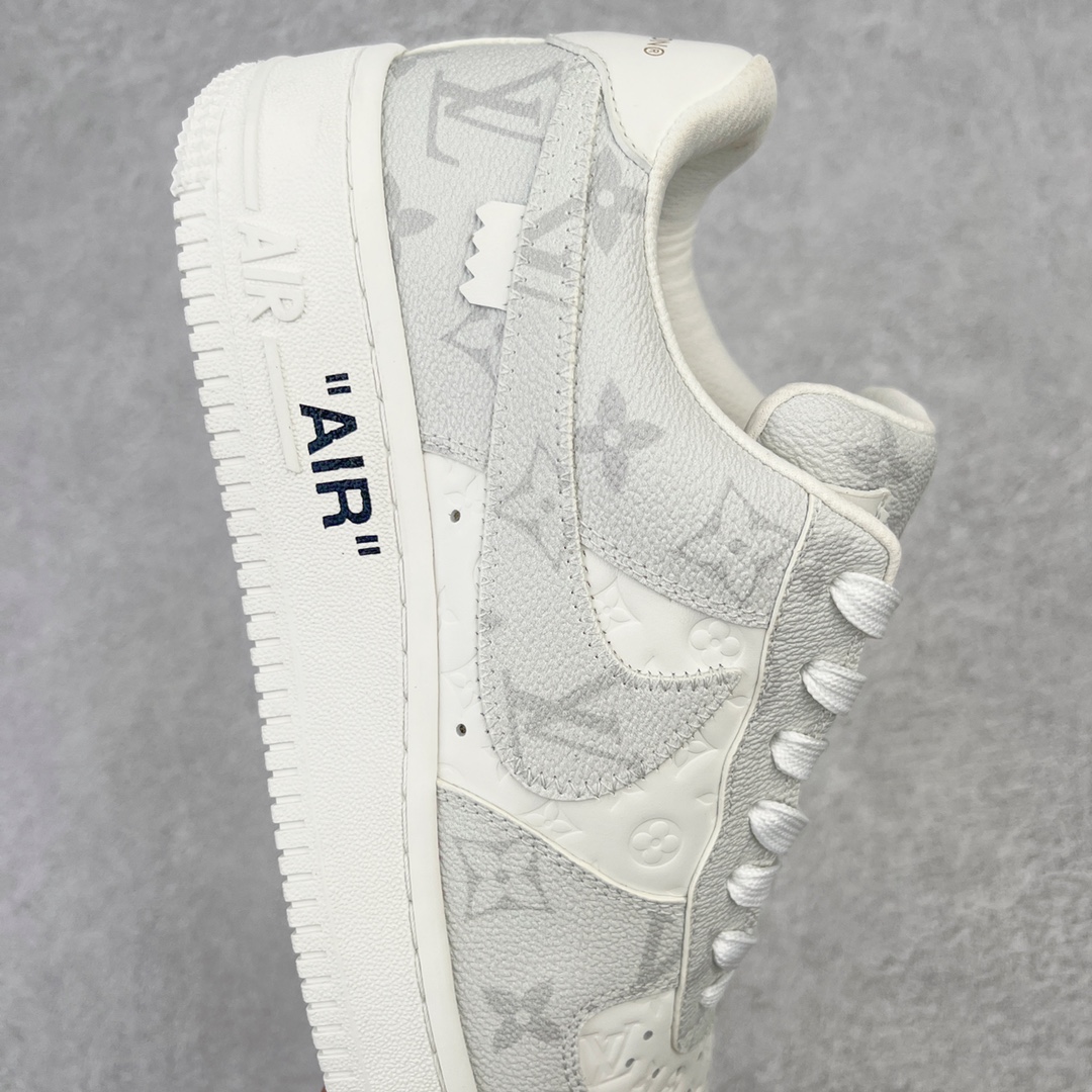 图片[6]-＃东莞纯原 市面独家顶级版本 Louis Vuitton lv x NK Air Force1 Low 空军重磅联名 至今巅峰之作 男款最新升级改良版 25个配色持续更新东莞大厂耗资原鞋开发 当时发售前基本上没货 2级市场买了两双回来开发 一双白蓝女鞋 一双全白男鞋 当时一双价格5w+ 拿到手上有点发抖 全鞋拼接工艺的完美衔接 看不出一点有拼接过的痕迹 最重要的鞋面材料 都需进口订做采用意大利Monogram 纳米牛皮 软度舒适度非常好 报废率也极高 全鞋工艺极其复杂鞋面的印花 压纹都是对于工厂新的摸索和挑战 原版大底私模开发 区别市场低价版本共用老款空军磨具大底 毕竟原版4-5万的鞋 做工材质都是进口最顶级的皮革 质地暗花烫金的拼接凸显高级和质感 鞋身非常轻便大底舒适度非常之高 完全改变了之前Force1 Low 的笨重硬度不舒适的设计 对于品牌和设计师不做多的介绍做好鞋也很想用情怀做铺垫可惜文字格不够 有喜欢关注此款很久的朋友可以考虑下顶级高端fake 一比一的细节 全身心的开发只为还原你购买后称赞还不错的潮鞋 男女鞋尺码 35 36 37 38 39 40 41 42 43 44 45 46-选品中心