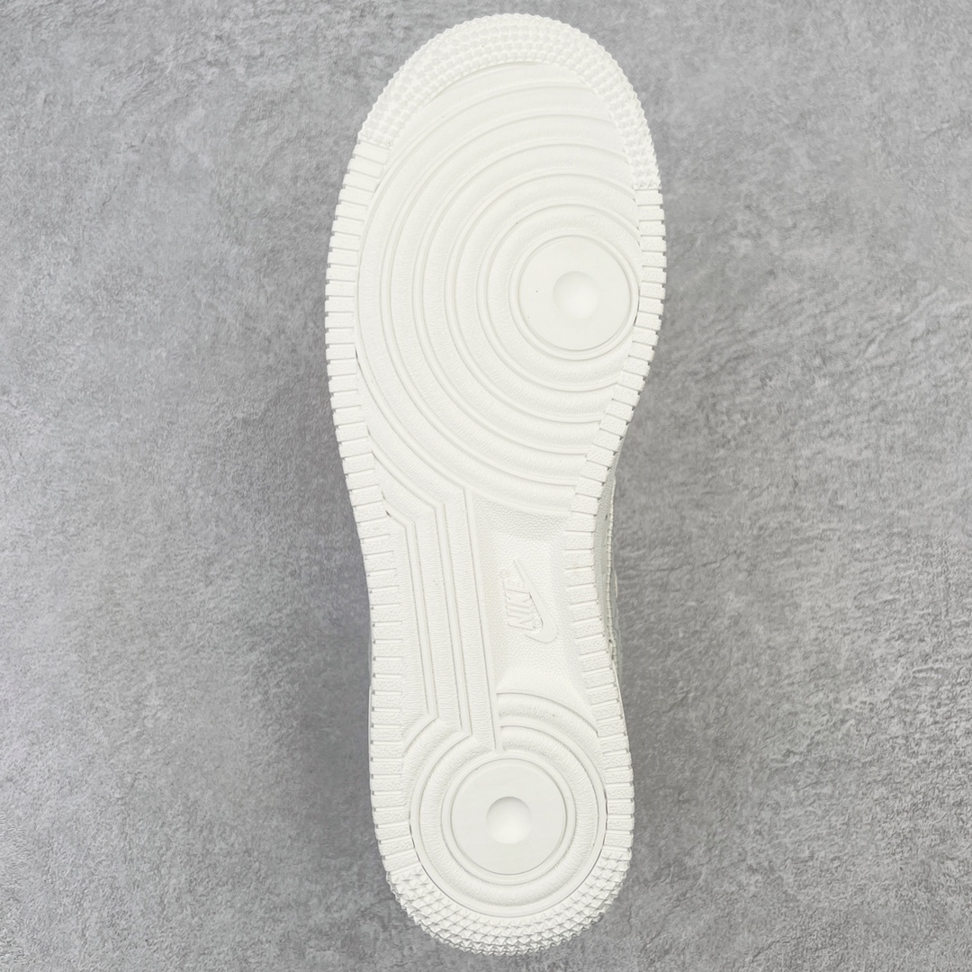 图片[9]-＃东莞纯原 市面独家顶级版本 Louis Vuitton lv x NK Air Force1 Low 空军重磅联名 至今巅峰之作 男款最新升级改良版 25个配色持续更新东莞大厂耗资原鞋开发 当时发售前基本上没货 2级市场买了两双回来开发 一双白蓝女鞋 一双全白男鞋 当时一双价格5w+ 拿到手上有点发抖 全鞋拼接工艺的完美衔接 看不出一点有拼接过的痕迹 最重要的鞋面材料 都需进口订做采用意大利Monogram 纳米牛皮 软度舒适度非常好 报废率也极高 全鞋工艺极其复杂鞋面的印花 压纹都是对于工厂新的摸索和挑战 原版大底私模开发 区别市场低价版本共用老款空军磨具大底 毕竟原版4-5万的鞋 做工材质都是进口最顶级的皮革 质地暗花烫金的拼接凸显高级和质感 鞋身非常轻便大底舒适度非常之高 完全改变了之前Force1 Low 的笨重硬度不舒适的设计 对于品牌和设计师不做多的介绍做好鞋也很想用情怀做铺垫可惜文字格不够 有喜欢关注此款很久的朋友可以考虑下顶级高端fake 一比一的细节 全身心的开发只为还原你购买后称赞还不错的潮鞋 男女鞋尺码 35 36 37 38 39 40 41 42 43 44 45 46-选品中心