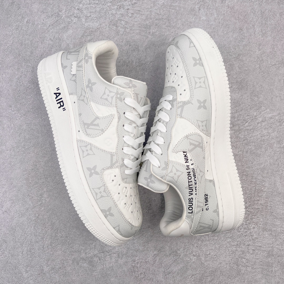 图片[3]-＃东莞纯原 市面独家顶级版本 Louis Vuitton lv x NK Air Force1 Low 空军重磅联名 至今巅峰之作 男款最新升级改良版 25个配色持续更新东莞大厂耗资原鞋开发 当时发售前基本上没货 2级市场买了两双回来开发 一双白蓝女鞋 一双全白男鞋 当时一双价格5w+ 拿到手上有点发抖 全鞋拼接工艺的完美衔接 看不出一点有拼接过的痕迹 最重要的鞋面材料 都需进口订做采用意大利Monogram 纳米牛皮 软度舒适度非常好 报废率也极高 全鞋工艺极其复杂鞋面的印花 压纹都是对于工厂新的摸索和挑战 原版大底私模开发 区别市场低价版本共用老款空军磨具大底 毕竟原版4-5万的鞋 做工材质都是进口最顶级的皮革 质地暗花烫金的拼接凸显高级和质感 鞋身非常轻便大底舒适度非常之高 完全改变了之前Force1 Low 的笨重硬度不舒适的设计 对于品牌和设计师不做多的介绍做好鞋也很想用情怀做铺垫可惜文字格不够 有喜欢关注此款很久的朋友可以考虑下顶级高端fake 一比一的细节 全身心的开发只为还原你购买后称赞还不错的潮鞋 男女鞋尺码 35 36 37 38 39 40 41 42 43 44 45 46-选品中心