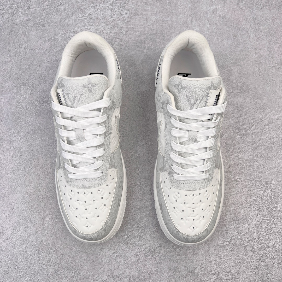 图片[2]-＃东莞纯原 市面独家顶级版本 Louis Vuitton lv x NK Air Force1 Low 空军重磅联名 至今巅峰之作 男款最新升级改良版 25个配色持续更新东莞大厂耗资原鞋开发 当时发售前基本上没货 2级市场买了两双回来开发 一双白蓝女鞋 一双全白男鞋 当时一双价格5w+ 拿到手上有点发抖 全鞋拼接工艺的完美衔接 看不出一点有拼接过的痕迹 最重要的鞋面材料 都需进口订做采用意大利Monogram 纳米牛皮 软度舒适度非常好 报废率也极高 全鞋工艺极其复杂鞋面的印花 压纹都是对于工厂新的摸索和挑战 原版大底私模开发 区别市场低价版本共用老款空军磨具大底 毕竟原版4-5万的鞋 做工材质都是进口最顶级的皮革 质地暗花烫金的拼接凸显高级和质感 鞋身非常轻便大底舒适度非常之高 完全改变了之前Force1 Low 的笨重硬度不舒适的设计 对于品牌和设计师不做多的介绍做好鞋也很想用情怀做铺垫可惜文字格不够 有喜欢关注此款很久的朋友可以考虑下顶级高端fake 一比一的细节 全身心的开发只为还原你购买后称赞还不错的潮鞋 男女鞋尺码 35 36 37 38 39 40 41 42 43 44 45 46-选品中心