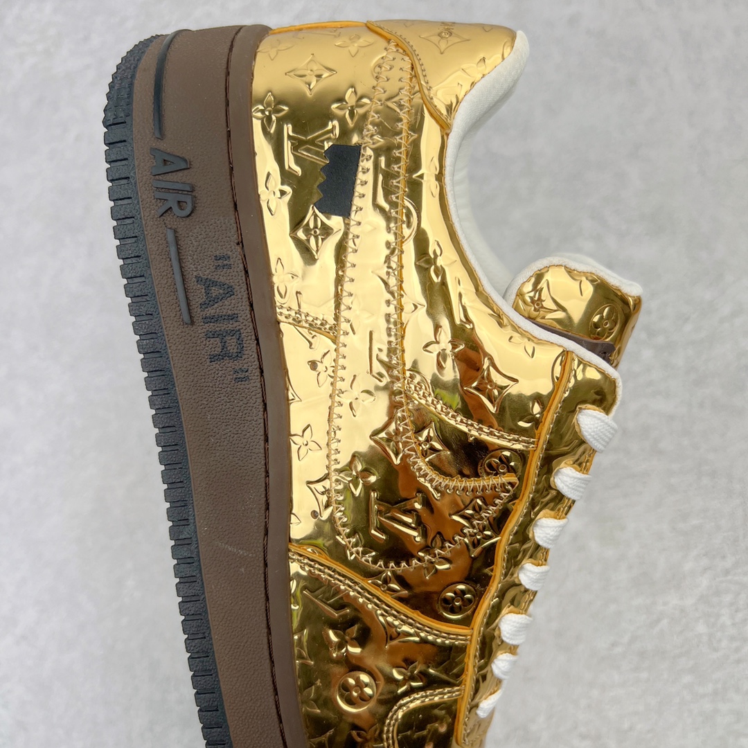 图片[6]-＃东莞纯原 市面独家顶级版本 Louis Vuitton lv x NK Air Force1 Low 空军重磅联名 至今巅峰之作 男款最新升级改良版 25个配色持续更新东莞大厂耗资原鞋开发 当时发售前基本上没货 2级市场买了两双回来开发 一双白蓝女鞋 一双全白男鞋 当时一双价格5w+ 拿到手上有点发抖 全鞋拼接工艺的完美衔接 看不出一点有拼接过的痕迹 最重要的鞋面材料 都需进口订做采用意大利Monogram 纳米牛皮 软度舒适度非常好 报废率也极高 全鞋工艺极其复杂鞋面的印花 压纹都是对于工厂新的摸索和挑战 原版大底私模开发 区别市场低价版本共用老款空军磨具大底 毕竟原版4-5万的鞋 做工材质都是进口最顶级的皮革 质地暗花烫金的拼接凸显高级和质感 鞋身非常轻便大底舒适度非常之高 完全改变了之前Force1 Low 的笨重硬度不舒适的设计 对于品牌和设计师不做多的介绍做好鞋也很想用情怀做铺垫可惜文字格不够 有喜欢关注此款很久的朋友可以考虑下顶级高端fake 一比一的细节 全身心的开发只为还原你购买后称赞还不错的潮鞋 男女鞋尺码 35 36 37 38 39 40 41 42 43 44 45 46-选品中心