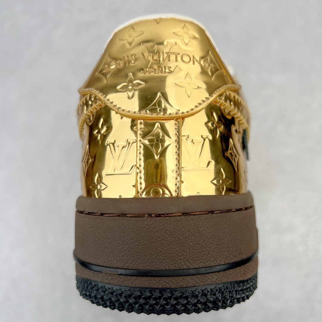 图片[8]-＃东莞纯原 市面独家顶级版本 Louis Vuitton lv x NK Air Force1 Low 空军重磅联名 至今巅峰之作 男款最新升级改良版 25个配色持续更新东莞大厂耗资原鞋开发 当时发售前基本上没货 2级市场买了两双回来开发 一双白蓝女鞋 一双全白男鞋 当时一双价格5w+ 拿到手上有点发抖 全鞋拼接工艺的完美衔接 看不出一点有拼接过的痕迹 最重要的鞋面材料 都需进口订做采用意大利Monogram 纳米牛皮 软度舒适度非常好 报废率也极高 全鞋工艺极其复杂鞋面的印花 压纹都是对于工厂新的摸索和挑战 原版大底私模开发 区别市场低价版本共用老款空军磨具大底 毕竟原版4-5万的鞋 做工材质都是进口最顶级的皮革 质地暗花烫金的拼接凸显高级和质感 鞋身非常轻便大底舒适度非常之高 完全改变了之前Force1 Low 的笨重硬度不舒适的设计 对于品牌和设计师不做多的介绍做好鞋也很想用情怀做铺垫可惜文字格不够 有喜欢关注此款很久的朋友可以考虑下顶级高端fake 一比一的细节 全身心的开发只为还原你购买后称赞还不错的潮鞋 男女鞋尺码 35 36 37 38 39 40 41 42 43 44 45 46-选品中心