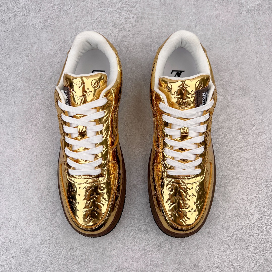 图片[2]-＃东莞纯原 市面独家顶级版本 Louis Vuitton lv x NK Air Force1 Low 空军重磅联名 至今巅峰之作 男款最新升级改良版 25个配色持续更新东莞大厂耗资原鞋开发 当时发售前基本上没货 2级市场买了两双回来开发 一双白蓝女鞋 一双全白男鞋 当时一双价格5w+ 拿到手上有点发抖 全鞋拼接工艺的完美衔接 看不出一点有拼接过的痕迹 最重要的鞋面材料 都需进口订做采用意大利Monogram 纳米牛皮 软度舒适度非常好 报废率也极高 全鞋工艺极其复杂鞋面的印花 压纹都是对于工厂新的摸索和挑战 原版大底私模开发 区别市场低价版本共用老款空军磨具大底 毕竟原版4-5万的鞋 做工材质都是进口最顶级的皮革 质地暗花烫金的拼接凸显高级和质感 鞋身非常轻便大底舒适度非常之高 完全改变了之前Force1 Low 的笨重硬度不舒适的设计 对于品牌和设计师不做多的介绍做好鞋也很想用情怀做铺垫可惜文字格不够 有喜欢关注此款很久的朋友可以考虑下顶级高端fake 一比一的细节 全身心的开发只为还原你购买后称赞还不错的潮鞋 男女鞋尺码 35 36 37 38 39 40 41 42 43 44 45 46-选品中心