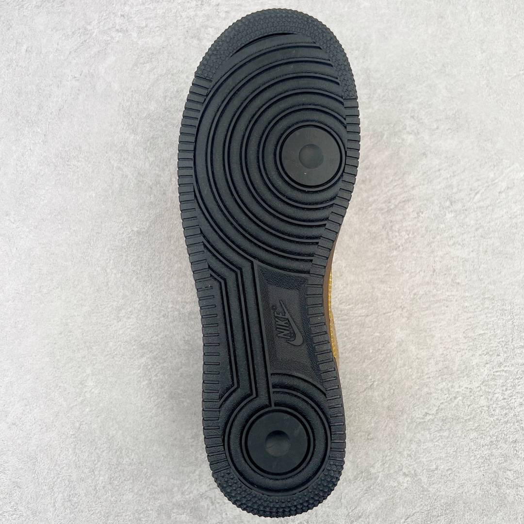 图片[9]-＃东莞纯原 市面独家顶级版本 Louis Vuitton lv x NK Air Force1 Low 空军重磅联名 至今巅峰之作 男款最新升级改良版 25个配色持续更新东莞大厂耗资原鞋开发 当时发售前基本上没货 2级市场买了两双回来开发 一双白蓝女鞋 一双全白男鞋 当时一双价格5w+ 拿到手上有点发抖 全鞋拼接工艺的完美衔接 看不出一点有拼接过的痕迹 最重要的鞋面材料 都需进口订做采用意大利Monogram 纳米牛皮 软度舒适度非常好 报废率也极高 全鞋工艺极其复杂鞋面的印花 压纹都是对于工厂新的摸索和挑战 原版大底私模开发 区别市场低价版本共用老款空军磨具大底 毕竟原版4-5万的鞋 做工材质都是进口最顶级的皮革 质地暗花烫金的拼接凸显高级和质感 鞋身非常轻便大底舒适度非常之高 完全改变了之前Force1 Low 的笨重硬度不舒适的设计 对于品牌和设计师不做多的介绍做好鞋也很想用情怀做铺垫可惜文字格不够 有喜欢关注此款很久的朋友可以考虑下顶级高端fake 一比一的细节 全身心的开发只为还原你购买后称赞还不错的潮鞋 男女鞋尺码 35 36 37 38 39 40 41 42 43 44 45 46-选品中心