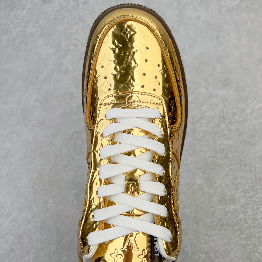 图片[4]-＃东莞纯原 市面独家顶级版本 Louis Vuitton lv x NK Air Force1 Low 空军重磅联名 至今巅峰之作 男款最新升级改良版 25个配色持续更新东莞大厂耗资原鞋开发 当时发售前基本上没货 2级市场买了两双回来开发 一双白蓝女鞋 一双全白男鞋 当时一双价格5w+ 拿到手上有点发抖 全鞋拼接工艺的完美衔接 看不出一点有拼接过的痕迹 最重要的鞋面材料 都需进口订做采用意大利Monogram 纳米牛皮 软度舒适度非常好 报废率也极高 全鞋工艺极其复杂鞋面的印花 压纹都是对于工厂新的摸索和挑战 原版大底私模开发 区别市场低价版本共用老款空军磨具大底 毕竟原版4-5万的鞋 做工材质都是进口最顶级的皮革 质地暗花烫金的拼接凸显高级和质感 鞋身非常轻便大底舒适度非常之高 完全改变了之前Force1 Low 的笨重硬度不舒适的设计 对于品牌和设计师不做多的介绍做好鞋也很想用情怀做铺垫可惜文字格不够 有喜欢关注此款很久的朋友可以考虑下顶级高端fake 一比一的细节 全身心的开发只为还原你购买后称赞还不错的潮鞋 男女鞋尺码 35 36 37 38 39 40 41 42 43 44 45 46-选品中心