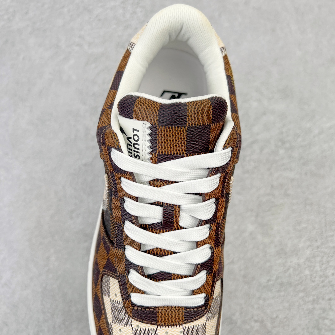 图片[5]-＃东莞纯原 市面独家顶级版本 Louis Vuitton lv x NK Air Force1 Low 空军重磅联名 至今巅峰之作 男款最新升级改良版 25个配色持续更新东莞大厂耗资原鞋开发 当时发售前基本上没货 2级市场买了两双回来开发 一双白蓝女鞋 一双全白男鞋 当时一双价格5w+ 拿到手上有点发抖 全鞋拼接工艺的完美衔接 看不出一点有拼接过的痕迹 最重要的鞋面材料 都需进口订做采用意大利Monogram 纳米牛皮 软度舒适度非常好 报废率也极高 全鞋工艺极其复杂鞋面的印花 压纹都是对于工厂新的摸索和挑战 原版大底私模开发 区别市场低价版本共用老款空军磨具大底 毕竟原版4-5万的鞋 做工材质都是进口最顶级的皮革 质地暗花烫金的拼接凸显高级和质感 鞋身非常轻便大底舒适度非常之高 完全改变了之前Force1 Low 的笨重硬度不舒适的设计 对于品牌和设计师不做多的介绍做好鞋也很想用情怀做铺垫可惜文字格不够 有喜欢关注此款很久的朋友可以考虑下顶级高端fake 一比一的细节 全身心的开发只为还原你购买后称赞还不错的潮鞋 男女鞋尺码 35 36 37 38 39 40 41 42 43 44 45 46-选品中心