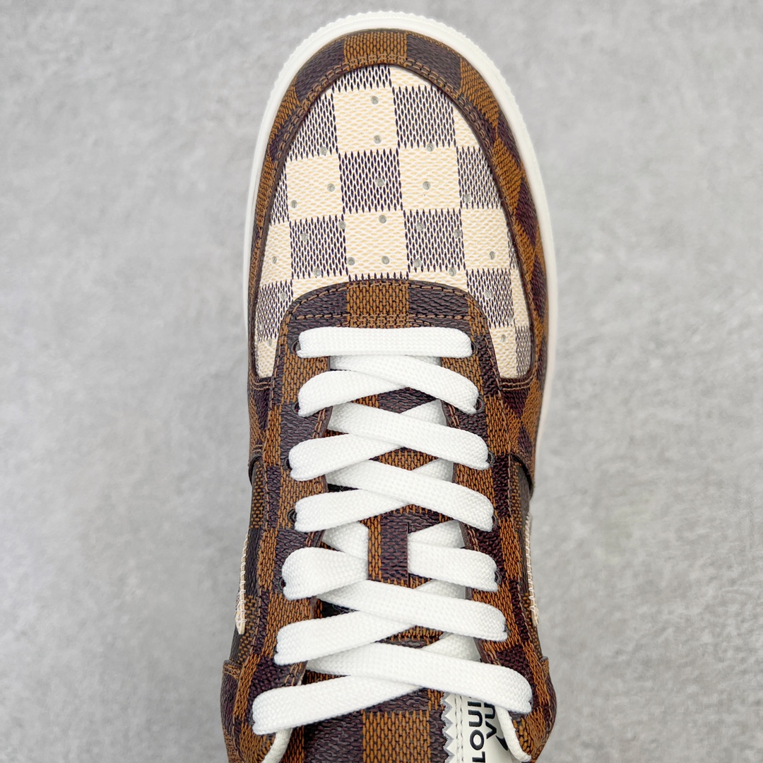 图片[4]-＃东莞纯原 市面独家顶级版本 Louis Vuitton lv x NK Air Force1 Low 空军重磅联名 至今巅峰之作 男款最新升级改良版 25个配色持续更新东莞大厂耗资原鞋开发 当时发售前基本上没货 2级市场买了两双回来开发 一双白蓝女鞋 一双全白男鞋 当时一双价格5w+ 拿到手上有点发抖 全鞋拼接工艺的完美衔接 看不出一点有拼接过的痕迹 最重要的鞋面材料 都需进口订做采用意大利Monogram 纳米牛皮 软度舒适度非常好 报废率也极高 全鞋工艺极其复杂鞋面的印花 压纹都是对于工厂新的摸索和挑战 原版大底私模开发 区别市场低价版本共用老款空军磨具大底 毕竟原版4-5万的鞋 做工材质都是进口最顶级的皮革 质地暗花烫金的拼接凸显高级和质感 鞋身非常轻便大底舒适度非常之高 完全改变了之前Force1 Low 的笨重硬度不舒适的设计 对于品牌和设计师不做多的介绍做好鞋也很想用情怀做铺垫可惜文字格不够 有喜欢关注此款很久的朋友可以考虑下顶级高端fake 一比一的细节 全身心的开发只为还原你购买后称赞还不错的潮鞋 男女鞋尺码 35 36 37 38 39 40 41 42 43 44 45 46-选品中心