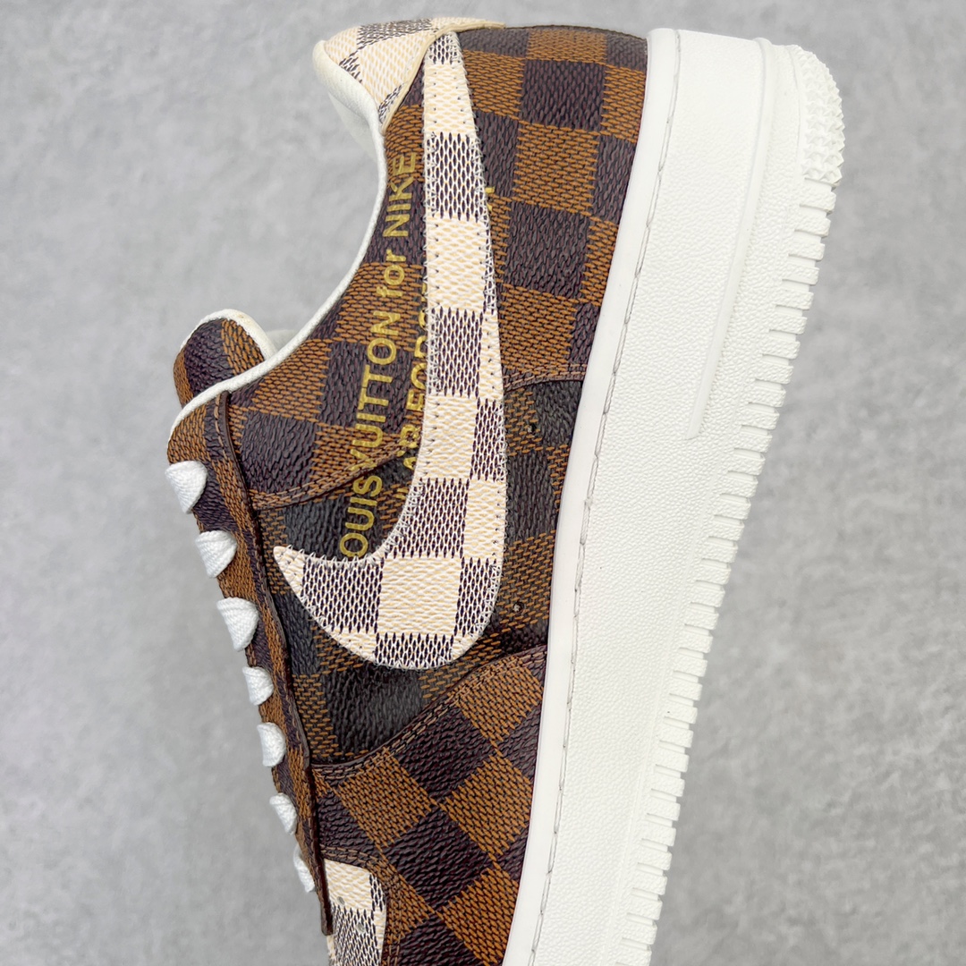 图片[7]-＃东莞纯原 市面独家顶级版本 Louis Vuitton lv x NK Air Force1 Low 空军重磅联名 至今巅峰之作 男款最新升级改良版 25个配色持续更新东莞大厂耗资原鞋开发 当时发售前基本上没货 2级市场买了两双回来开发 一双白蓝女鞋 一双全白男鞋 当时一双价格5w+ 拿到手上有点发抖 全鞋拼接工艺的完美衔接 看不出一点有拼接过的痕迹 最重要的鞋面材料 都需进口订做采用意大利Monogram 纳米牛皮 软度舒适度非常好 报废率也极高 全鞋工艺极其复杂鞋面的印花 压纹都是对于工厂新的摸索和挑战 原版大底私模开发 区别市场低价版本共用老款空军磨具大底 毕竟原版4-5万的鞋 做工材质都是进口最顶级的皮革 质地暗花烫金的拼接凸显高级和质感 鞋身非常轻便大底舒适度非常之高 完全改变了之前Force1 Low 的笨重硬度不舒适的设计 对于品牌和设计师不做多的介绍做好鞋也很想用情怀做铺垫可惜文字格不够 有喜欢关注此款很久的朋友可以考虑下顶级高端fake 一比一的细节 全身心的开发只为还原你购买后称赞还不错的潮鞋 男女鞋尺码 35 36 37 38 39 40 41 42 43 44 45 46-选品中心