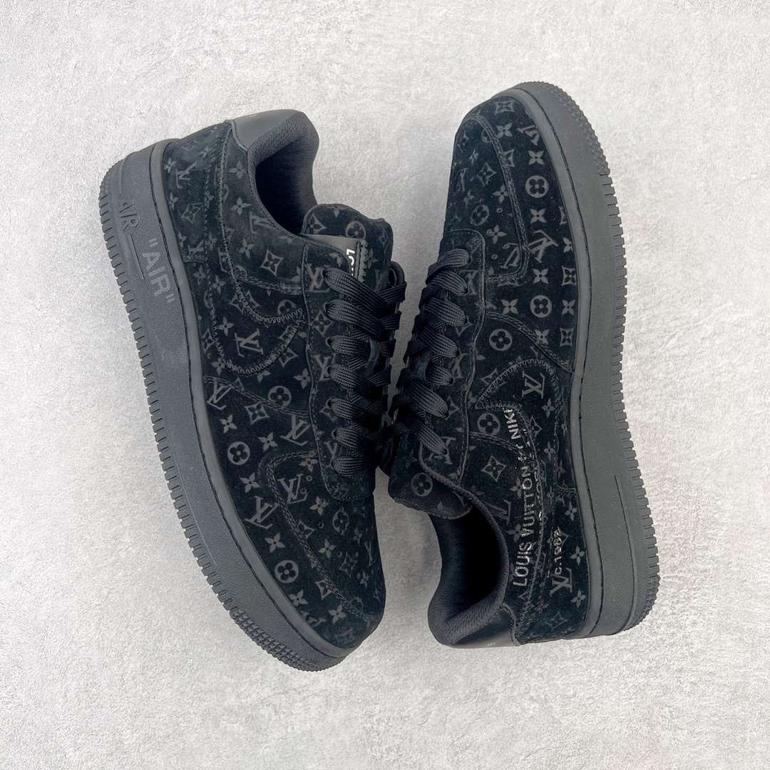 图片[3]-＃东莞纯原 市面独家顶级版本 Louis Vuitton lv x NK Air Force1 Low 空军重磅联名 至今巅峰之作 男款最新升级改良版 25个配色持续更新东莞大厂耗资原鞋开发 当时发售前基本上没货 2级市场买了两双回来开发 一双白蓝女鞋 一双全白男鞋 当时一双价格5w+ 拿到手上有点发抖 全鞋拼接工艺的完美衔接 看不出一点有拼接过的痕迹 最重要的鞋面材料 都需进口订做采用意大利Monogram 纳米牛皮 软度舒适度非常好 报废率也极高 全鞋工艺极其复杂鞋面的印花 压纹都是对于工厂新的摸索和挑战 原版大底私模开发 区别市场低价版本共用老款空军磨具大底 毕竟原版4-5万的鞋 做工材质都是进口最顶级的皮革 质地暗花烫金的拼接凸显高级和质感 鞋身非常轻便大底舒适度非常之高 完全改变了之前Force1 Low 的笨重硬度不舒适的设计 对于品牌和设计师不做多的介绍做好鞋也很想用情怀做铺垫可惜文字格不够 有喜欢关注此款很久的朋友可以考虑下顶级高端fake 一比一的细节 全身心的开发只为还原你购买后称赞还不错的潮鞋 男女鞋尺码 35 36 37 38 39 40 41 42 43 44 45 46-选品中心