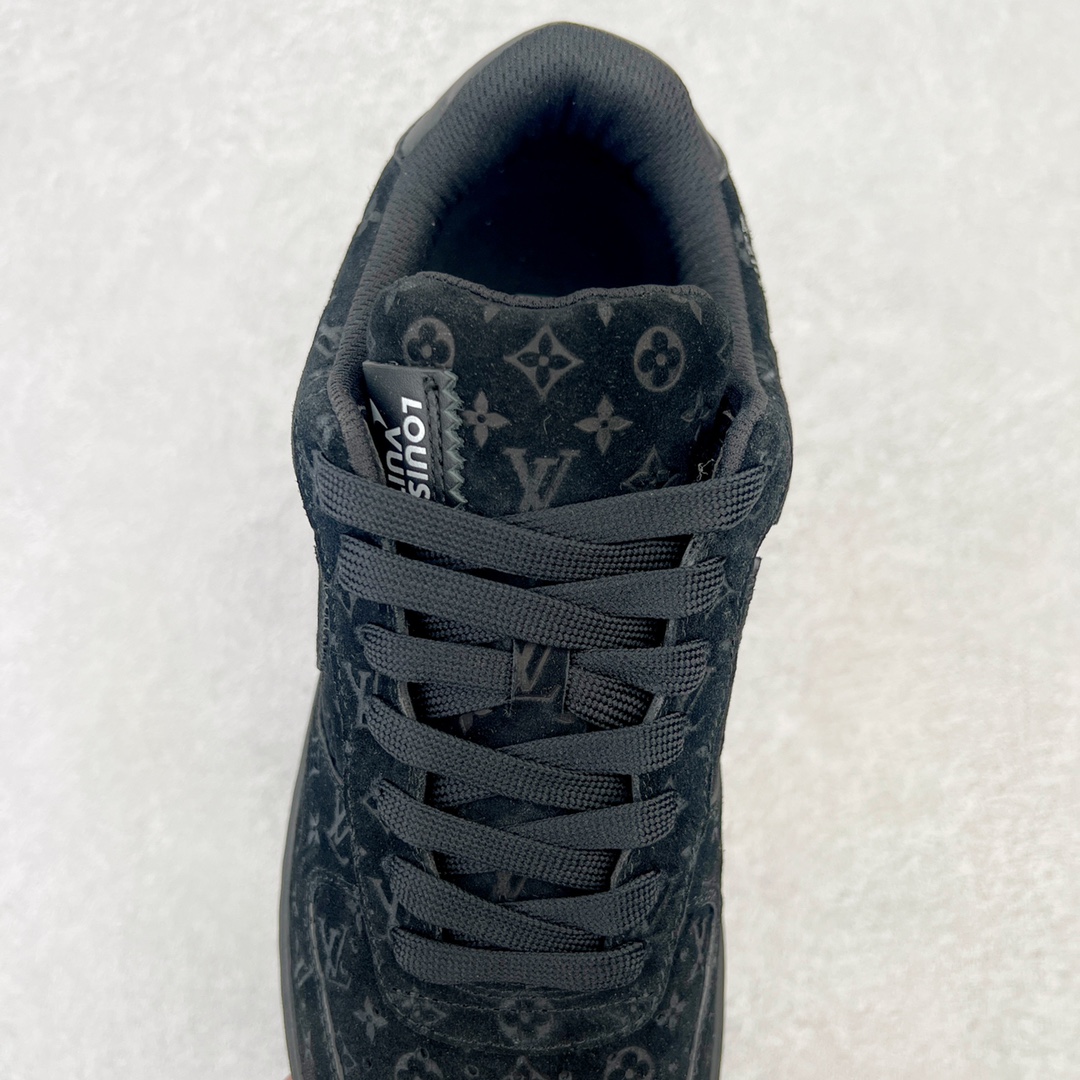 图片[5]-＃东莞纯原 市面独家顶级版本 Louis Vuitton lv x NK Air Force1 Low 空军重磅联名 至今巅峰之作 男款最新升级改良版 25个配色持续更新东莞大厂耗资原鞋开发 当时发售前基本上没货 2级市场买了两双回来开发 一双白蓝女鞋 一双全白男鞋 当时一双价格5w+ 拿到手上有点发抖 全鞋拼接工艺的完美衔接 看不出一点有拼接过的痕迹 最重要的鞋面材料 都需进口订做采用意大利Monogram 纳米牛皮 软度舒适度非常好 报废率也极高 全鞋工艺极其复杂鞋面的印花 压纹都是对于工厂新的摸索和挑战 原版大底私模开发 区别市场低价版本共用老款空军磨具大底 毕竟原版4-5万的鞋 做工材质都是进口最顶级的皮革 质地暗花烫金的拼接凸显高级和质感 鞋身非常轻便大底舒适度非常之高 完全改变了之前Force1 Low 的笨重硬度不舒适的设计 对于品牌和设计师不做多的介绍做好鞋也很想用情怀做铺垫可惜文字格不够 有喜欢关注此款很久的朋友可以考虑下顶级高端fake 一比一的细节 全身心的开发只为还原你购买后称赞还不错的潮鞋 男女鞋尺码 35 36 37 38 39 40 41 42 43 44 45 46-选品中心
