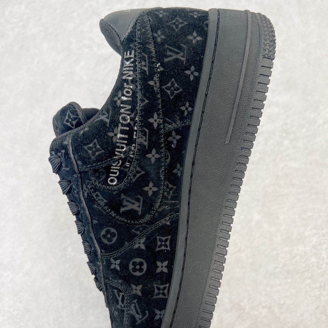 图片[7]-＃东莞纯原 市面独家顶级版本 Louis Vuitton lv x NK Air Force1 Low 空军重磅联名 至今巅峰之作 男款最新升级改良版 25个配色持续更新东莞大厂耗资原鞋开发 当时发售前基本上没货 2级市场买了两双回来开发 一双白蓝女鞋 一双全白男鞋 当时一双价格5w+ 拿到手上有点发抖 全鞋拼接工艺的完美衔接 看不出一点有拼接过的痕迹 最重要的鞋面材料 都需进口订做采用意大利Monogram 纳米牛皮 软度舒适度非常好 报废率也极高 全鞋工艺极其复杂鞋面的印花 压纹都是对于工厂新的摸索和挑战 原版大底私模开发 区别市场低价版本共用老款空军磨具大底 毕竟原版4-5万的鞋 做工材质都是进口最顶级的皮革 质地暗花烫金的拼接凸显高级和质感 鞋身非常轻便大底舒适度非常之高 完全改变了之前Force1 Low 的笨重硬度不舒适的设计 对于品牌和设计师不做多的介绍做好鞋也很想用情怀做铺垫可惜文字格不够 有喜欢关注此款很久的朋友可以考虑下顶级高端fake 一比一的细节 全身心的开发只为还原你购买后称赞还不错的潮鞋 男女鞋尺码 35 36 37 38 39 40 41 42 43 44 45 46-选品中心