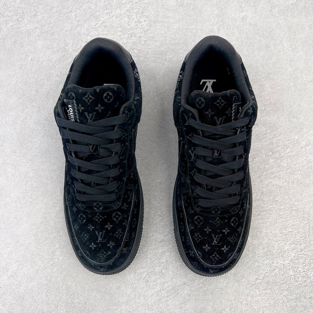 图片[2]-＃东莞纯原 市面独家顶级版本 Louis Vuitton lv x NK Air Force1 Low 空军重磅联名 至今巅峰之作 男款最新升级改良版 25个配色持续更新东莞大厂耗资原鞋开发 当时发售前基本上没货 2级市场买了两双回来开发 一双白蓝女鞋 一双全白男鞋 当时一双价格5w+ 拿到手上有点发抖 全鞋拼接工艺的完美衔接 看不出一点有拼接过的痕迹 最重要的鞋面材料 都需进口订做采用意大利Monogram 纳米牛皮 软度舒适度非常好 报废率也极高 全鞋工艺极其复杂鞋面的印花 压纹都是对于工厂新的摸索和挑战 原版大底私模开发 区别市场低价版本共用老款空军磨具大底 毕竟原版4-5万的鞋 做工材质都是进口最顶级的皮革 质地暗花烫金的拼接凸显高级和质感 鞋身非常轻便大底舒适度非常之高 完全改变了之前Force1 Low 的笨重硬度不舒适的设计 对于品牌和设计师不做多的介绍做好鞋也很想用情怀做铺垫可惜文字格不够 有喜欢关注此款很久的朋友可以考虑下顶级高端fake 一比一的细节 全身心的开发只为还原你购买后称赞还不错的潮鞋 男女鞋尺码 35 36 37 38 39 40 41 42 43 44 45 46-选品中心