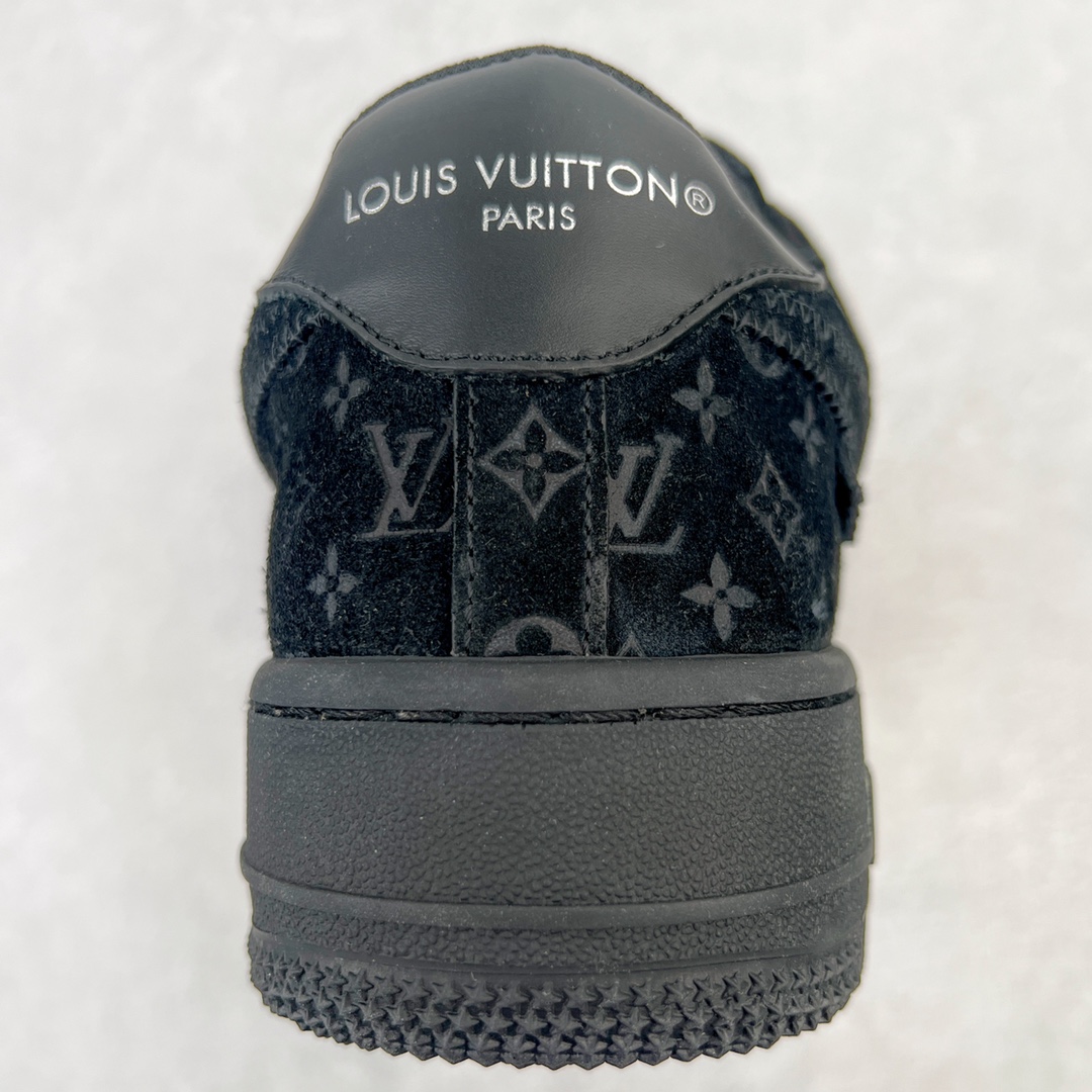 图片[8]-＃东莞纯原 市面独家顶级版本 Louis Vuitton lv x NK Air Force1 Low 空军重磅联名 至今巅峰之作 男款最新升级改良版 25个配色持续更新东莞大厂耗资原鞋开发 当时发售前基本上没货 2级市场买了两双回来开发 一双白蓝女鞋 一双全白男鞋 当时一双价格5w+ 拿到手上有点发抖 全鞋拼接工艺的完美衔接 看不出一点有拼接过的痕迹 最重要的鞋面材料 都需进口订做采用意大利Monogram 纳米牛皮 软度舒适度非常好 报废率也极高 全鞋工艺极其复杂鞋面的印花 压纹都是对于工厂新的摸索和挑战 原版大底私模开发 区别市场低价版本共用老款空军磨具大底 毕竟原版4-5万的鞋 做工材质都是进口最顶级的皮革 质地暗花烫金的拼接凸显高级和质感 鞋身非常轻便大底舒适度非常之高 完全改变了之前Force1 Low 的笨重硬度不舒适的设计 对于品牌和设计师不做多的介绍做好鞋也很想用情怀做铺垫可惜文字格不够 有喜欢关注此款很久的朋友可以考虑下顶级高端fake 一比一的细节 全身心的开发只为还原你购买后称赞还不错的潮鞋 男女鞋尺码 35 36 37 38 39 40 41 42 43 44 45 46-选品中心