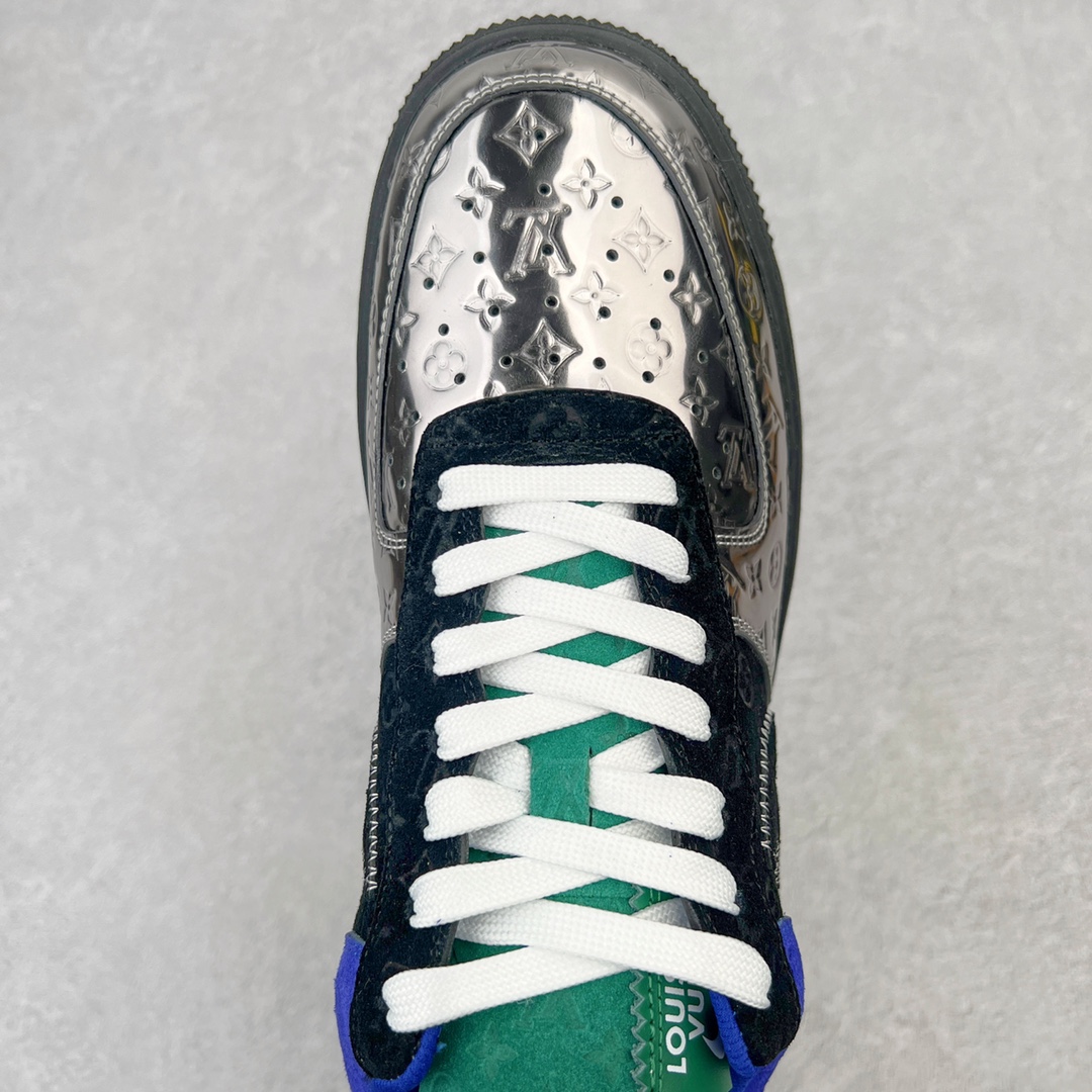 图片[4]-＃东莞纯原 市面独家顶级版本 Louis Vuitton lv x NK Air Force1 Low 空军重磅联名 至今巅峰之作 男款最新升级改良版 25个配色持续更新东莞大厂耗资原鞋开发 当时发售前基本上没货 2级市场买了两双回来开发 一双白蓝女鞋 一双全白男鞋 当时一双价格5w+ 拿到手上有点发抖 全鞋拼接工艺的完美衔接 看不出一点有拼接过的痕迹 最重要的鞋面材料 都需进口订做采用意大利Monogram 纳米牛皮 软度舒适度非常好 报废率也极高 全鞋工艺极其复杂鞋面的印花 压纹都是对于工厂新的摸索和挑战 原版大底私模开发 区别市场低价版本共用老款空军磨具大底 毕竟原版4-5万的鞋 做工材质都是进口最顶级的皮革 质地暗花烫金的拼接凸显高级和质感 鞋身非常轻便大底舒适度非常之高 完全改变了之前Force1 Low 的笨重硬度不舒适的设计 对于品牌和设计师不做多的介绍做好鞋也很想用情怀做铺垫可惜文字格不够 有喜欢关注此款很久的朋友可以考虑下顶级高端fake 一比一的细节 全身心的开发只为还原你购买后称赞还不错的潮鞋 男女鞋尺码 35 36 37 38 39 40 41 42 43 44 45 46-选品中心