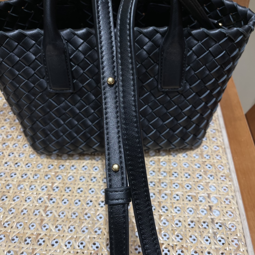 Bottega Veneta MINI CABAT 20CM BAG 709464黑色