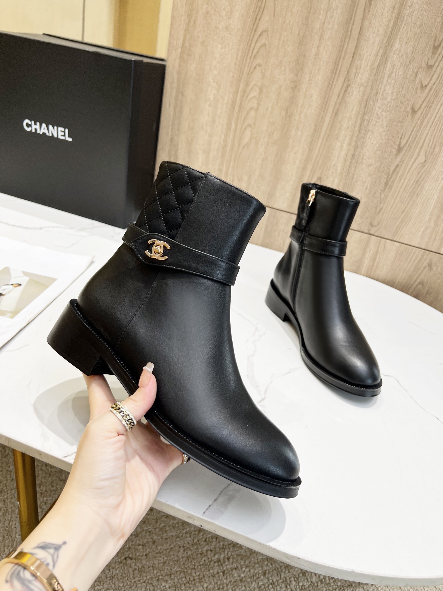 J5 Chanel香奈儿2022FW秋冬骑士靴原版定制开发,鞋面采用意大利进口打蜡小牛皮,五金原版开模经典双C活动钮扣,朴素简约而奢华的鞋子穿出百搭的味道 鞋面：意大利进口打蜡小牛皮 内里：羊皮 鞋面尺寸：6寸 码数：35-4141订做,可订做绒里订做不退换 ：