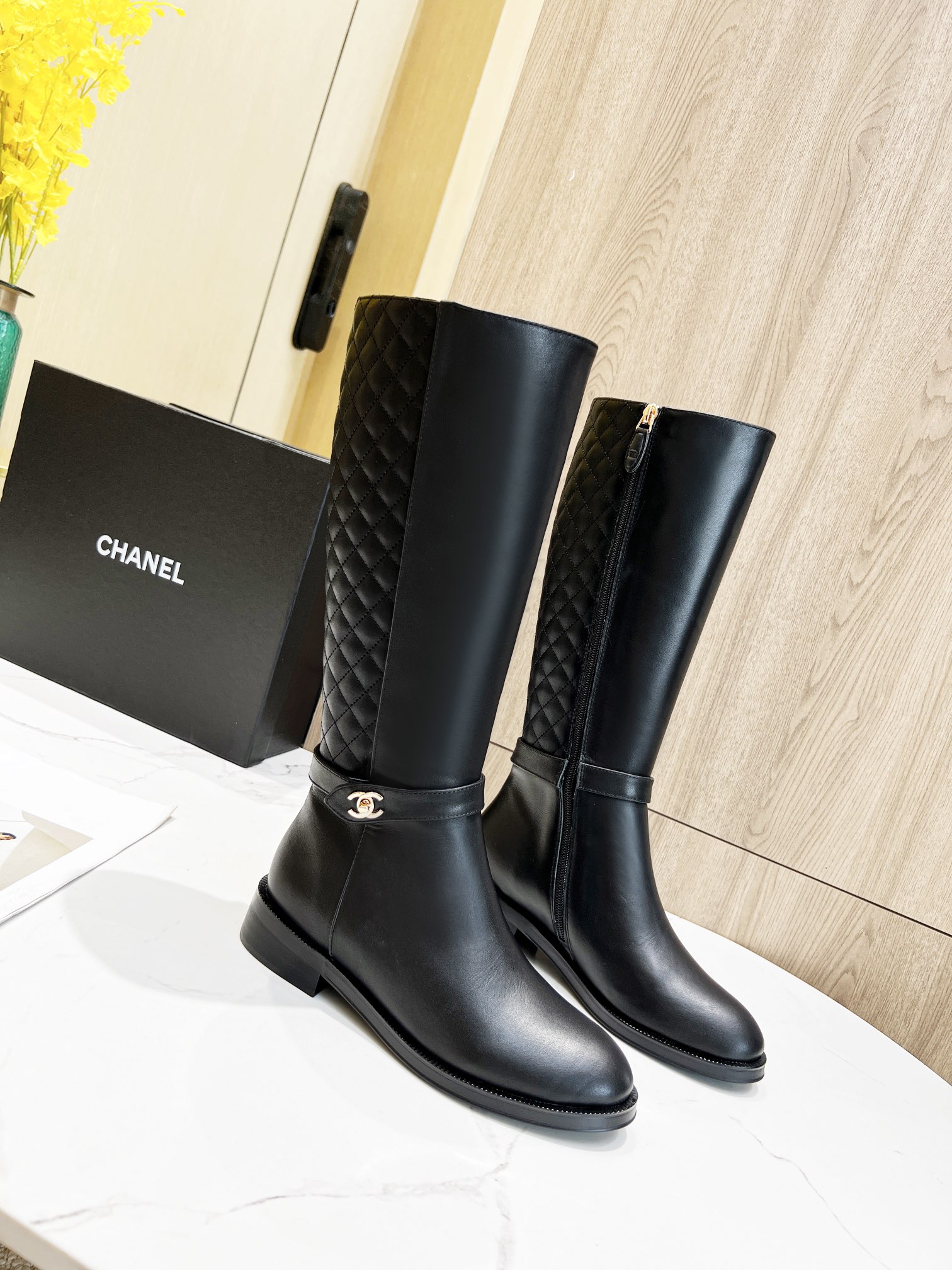 K5 Chanel香奈儿2022FW秋冬骑士靴原版定制开发,鞋面采用意大利进口打蜡小牛皮,五金原版开模经典双C活动钮扣,朴素简约而奢华的鞋子穿出百搭的味道 鞋面：意大利进口打蜡小牛皮 内里：羊皮 鞋面尺寸：16寸 码数：35-4141订做,可订做绒里订做不退换 ：