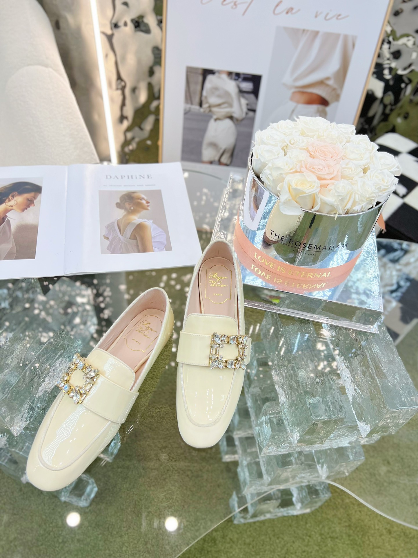 NO:616732,The 2025 counter features the dazzling diamond buckle loafer series. The uppers are made of original imported patent leather and cowhide matte surface!  Private model A-level diamond buckles and square hardware buckles!   Specific water-dyed first-layer sheepskin lining, full-grain water-dyed sheepskin for feet, original imported Italian printed genuine leather outsole, shoe size: 35-39 (34, 40 customized, non-refundable), loafers, half-slippers, cowhide, sheepskin, Leather soles198609092025  专柜主打 璀璨钻扣乐福鞋系列 鞋面原版进口漆皮胎牛皮面和牛皮哑光面！私模A级奥钻扣,以及五金方扣！  内里内里特定水染头层羊皮,垫脚全粒面水染羊皮 大底原版进口意大利印刷真皮大底 鞋码:35-39（34、40定做不退换）,乐福鞋半拖,loafers,cowhide,sheepskin,Leather soles,Women's Shoes