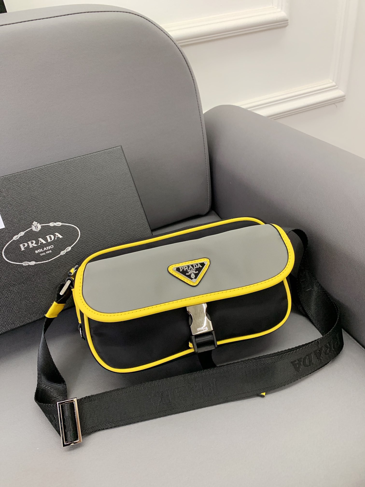 J5  普拉达 Prada  尼龙布二合一邮差包 男士单肩斜挎包 采用精湛镶嵌细工，经典百搭 实物拍摄 原厂原版面料 2VH074 配送小票防尘袋 配盒 25 x 15 cm