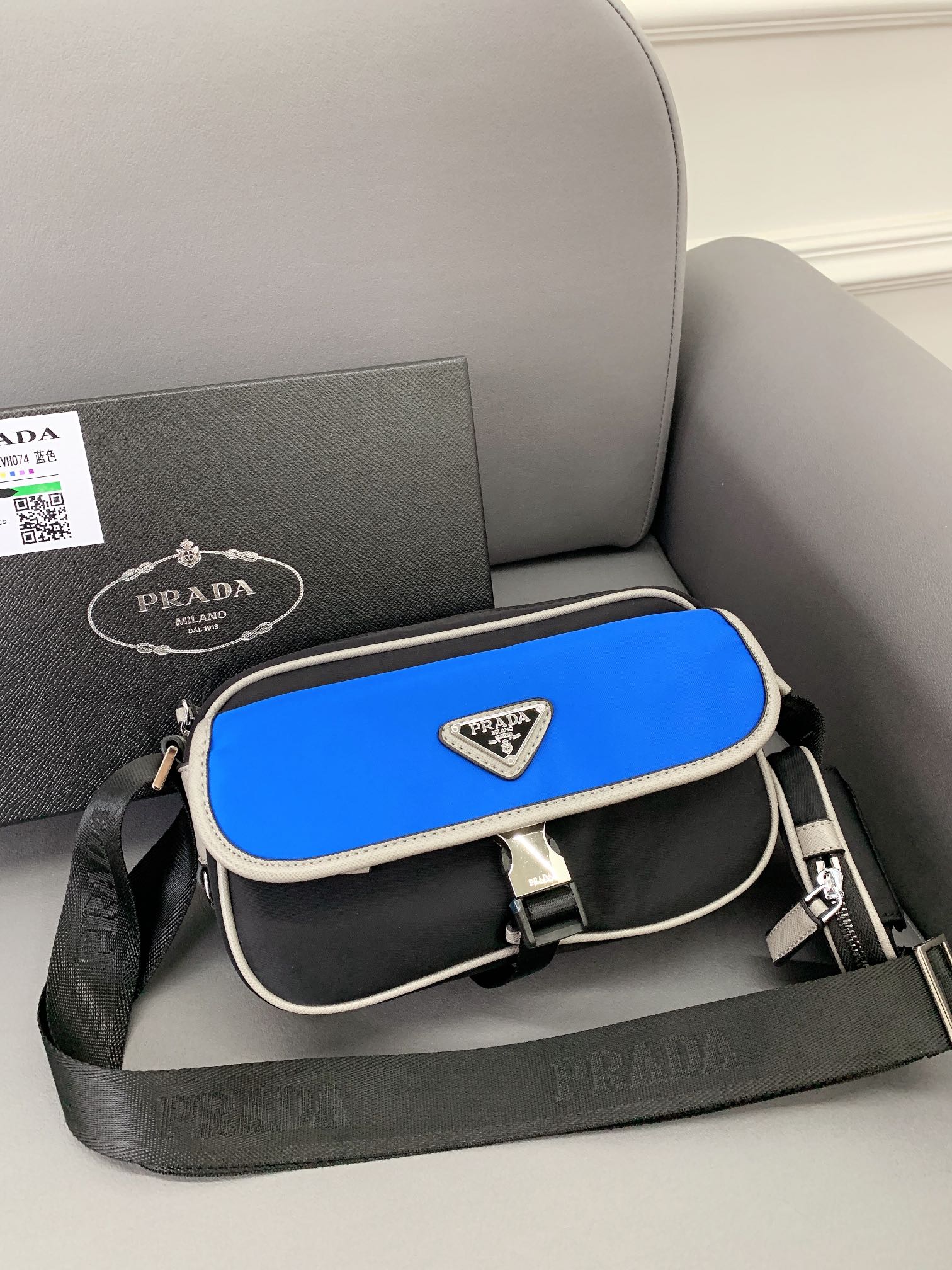 J5  普拉达 Prada  尼龙布二合一邮差包 男士单肩斜挎包 采用精湛镶嵌细工，经典百搭 实物拍摄 原厂原版面料 2VH074 配送小票防尘袋 配盒 25 x 15 cm”},”imgs”:[“https://xcimg.szwego.com/20220912/i1662974483_7593_0.jpg?imageMogr2/auto-orient/thumbnail/!160x160r/quality/100/format/jpg