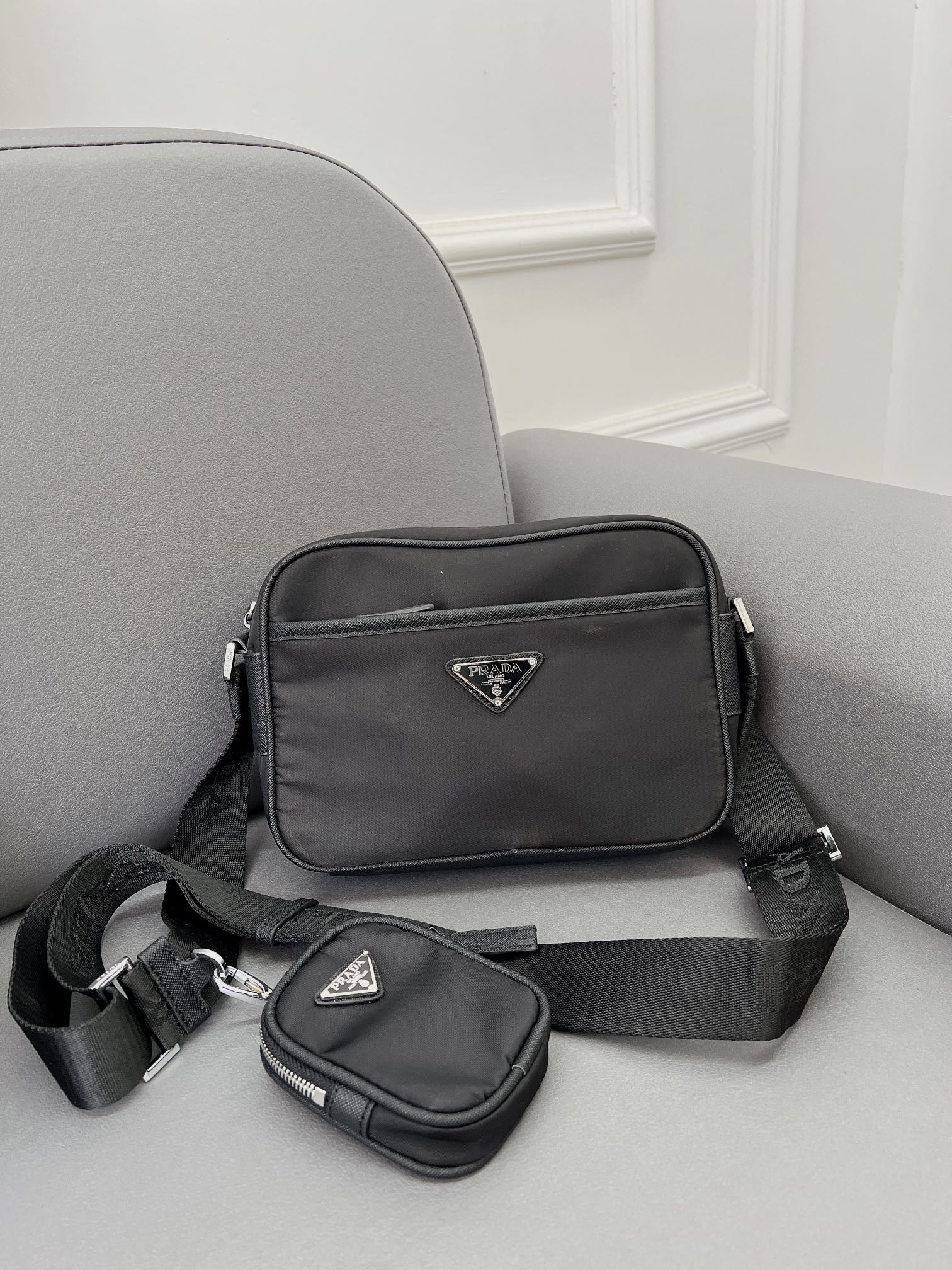 J0  普拉达 Prada  Saffiano尼龙布二合一邮差包 单肩斜挎包 采用精湛镶嵌细工，经典百搭 实物拍摄 原厂原版面料 2VH048 配送小票防尘袋 礼盒 24 x 16 cm