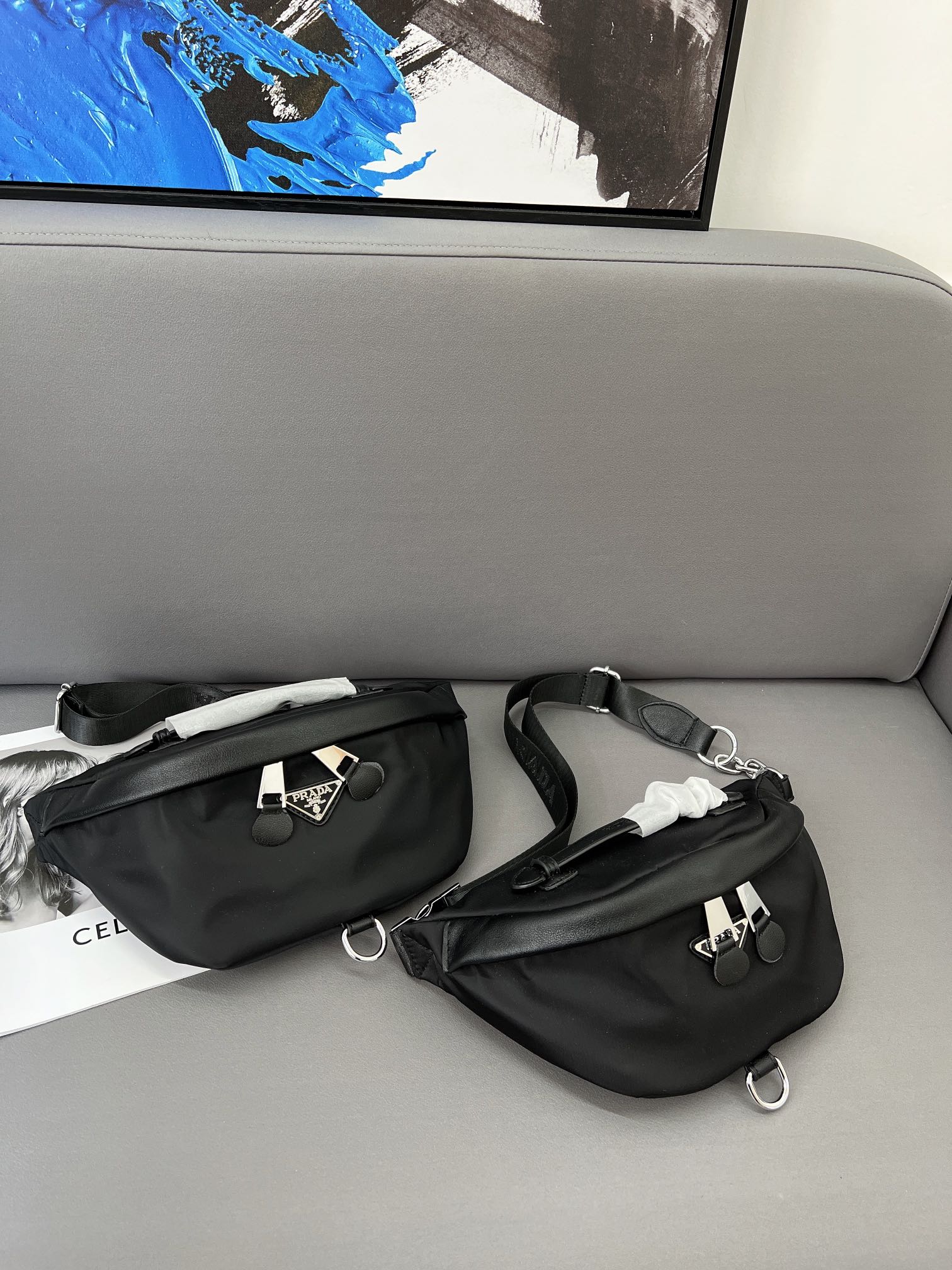 I5  普拉达 Prada  Saffiano尼龙布腰包 胸包 单肩斜挎包 采用精湛镶嵌细工，经典百搭 实物拍摄 原厂原版面料 配送小票防尘袋 大35 x 20 cm 小30 x 20 cm